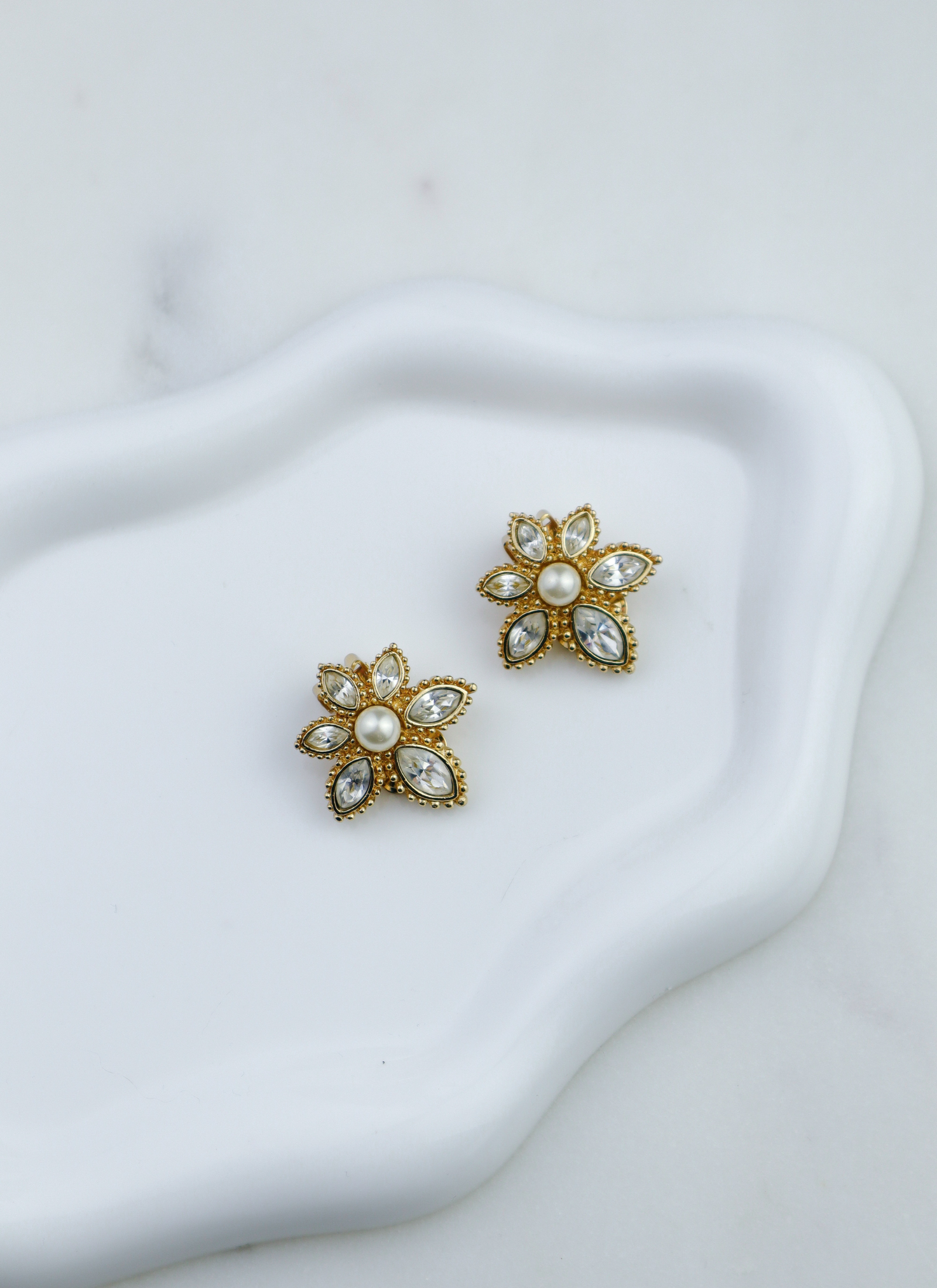 Christian Dior - vintage klipsy Kwiaty z Perłą i Kryształami