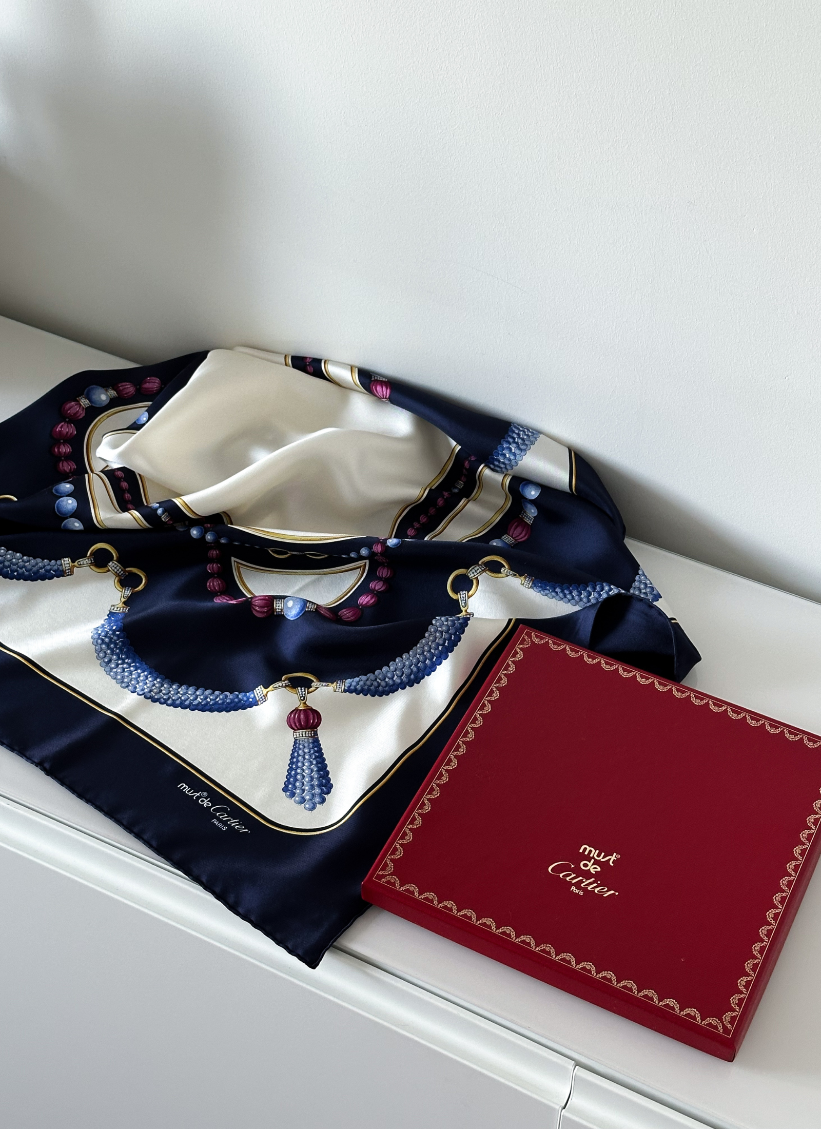Cartier - jedwabna apaszka must de Cartier z motywem jubilerskim