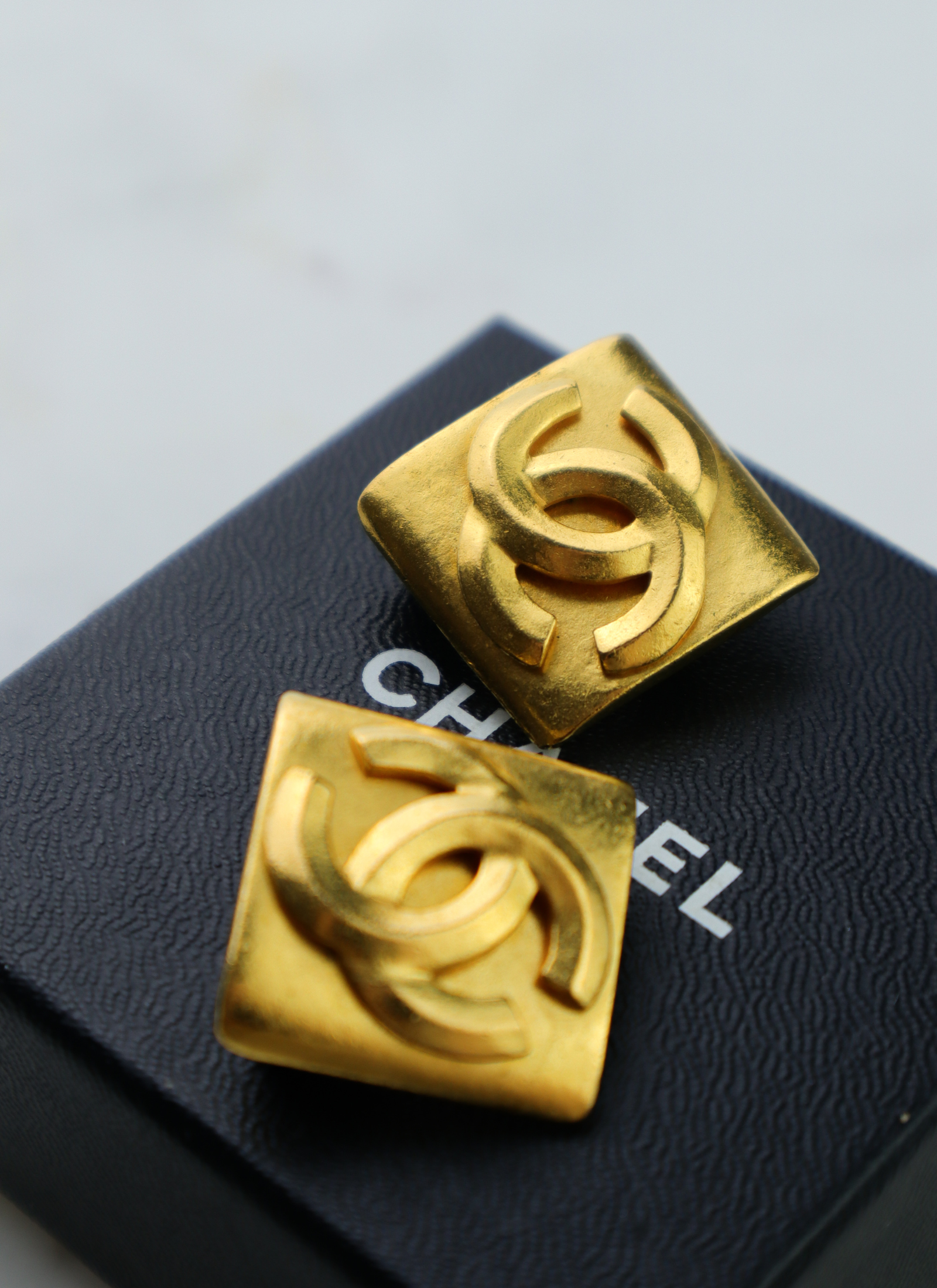 Chanel - klipsy vintage deltoidalne CC wiosna lato 1996 r.