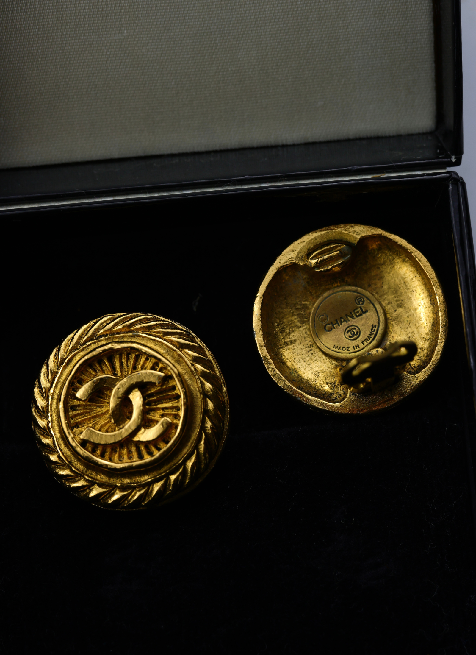 CHANEL - pozłacane zdobne klipsy