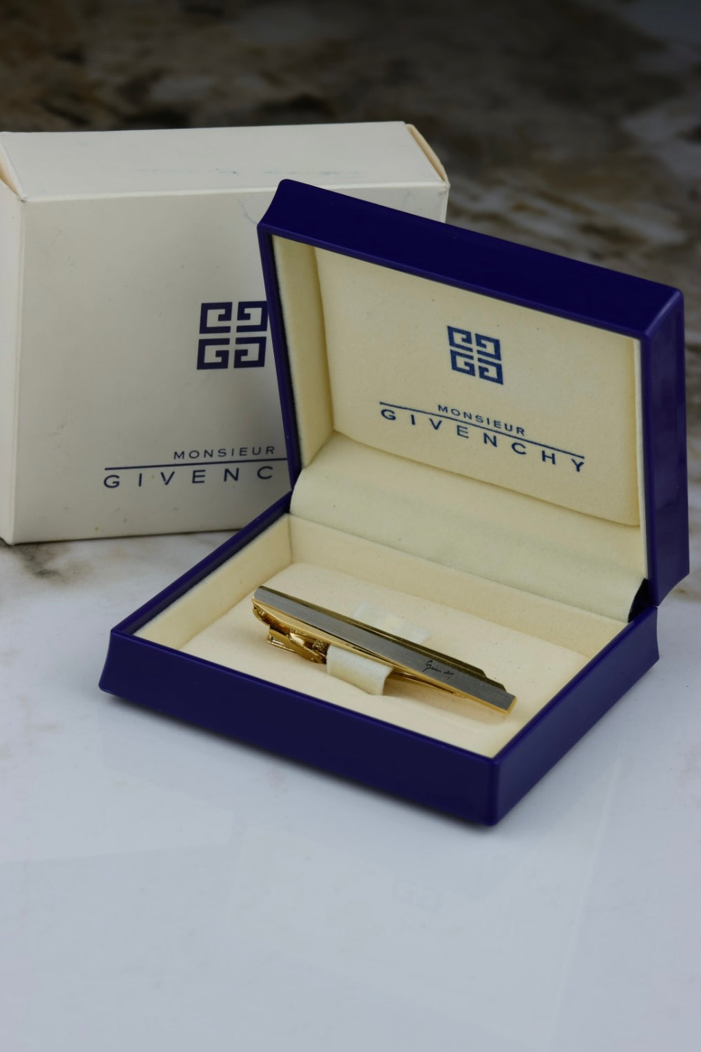 Givenchy – spinka do krawata, stalowo-złota z czarnym napisem logo (S36)