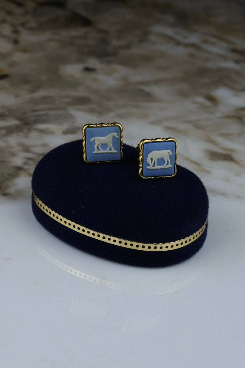 Wedgwood – spinki do mankietów, pozłacane z błękitnym motywem konia Stubbs Horses (S30)