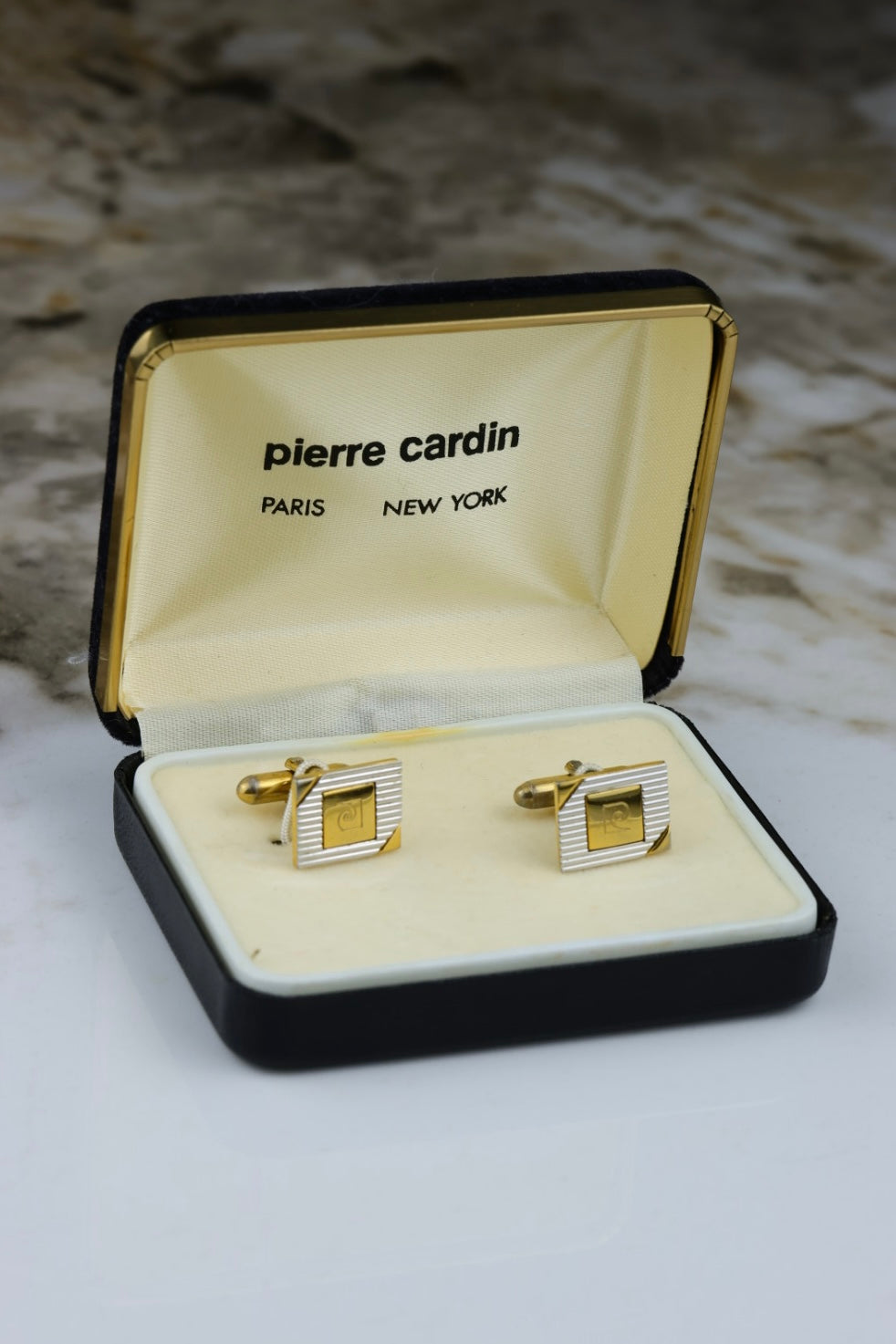 Pierre Cardin – spinki do mankietów w odcieniu stalowo-złotym z logo (S42)