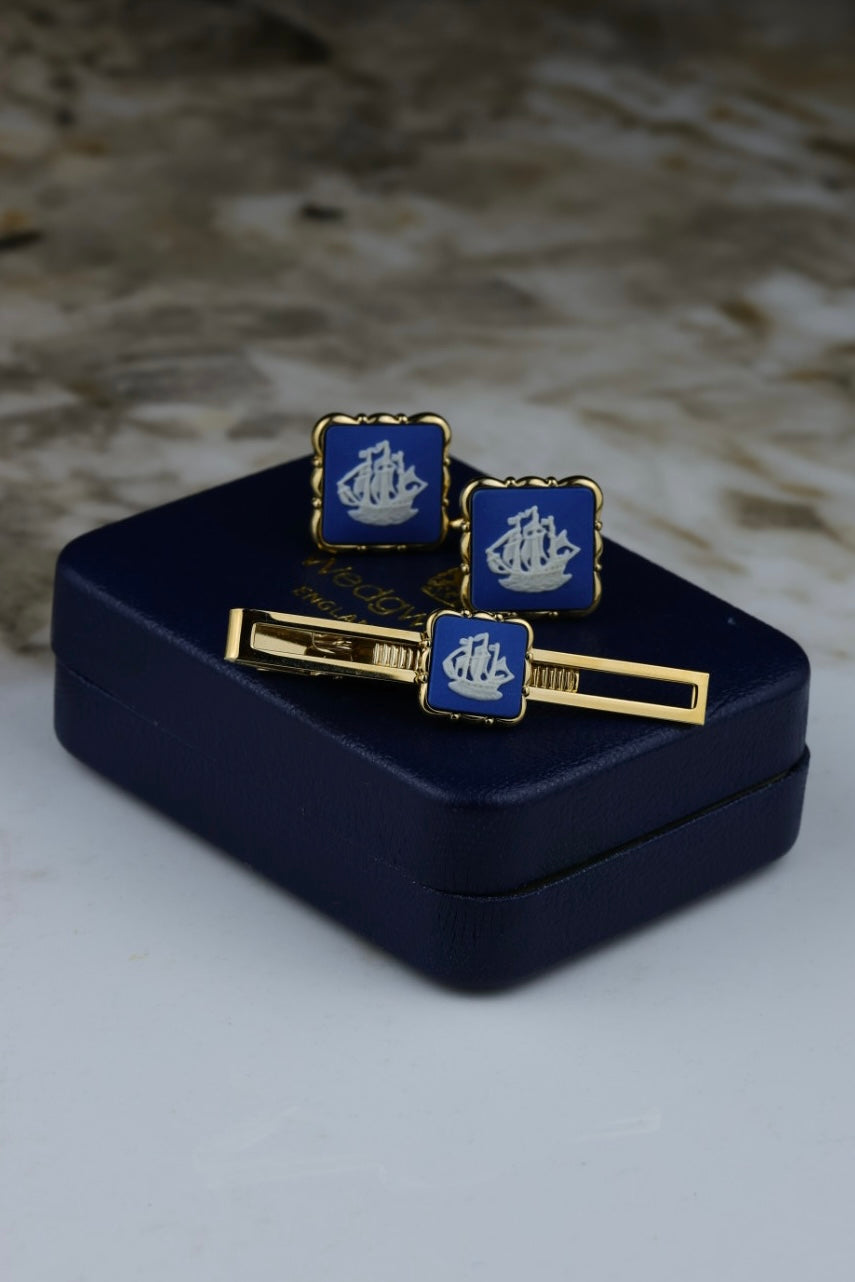 Wedgwood – zestaw spinki do mankietów i spinka do krawata, z błękitnym wypełnieniem i motywem statku (S29)
