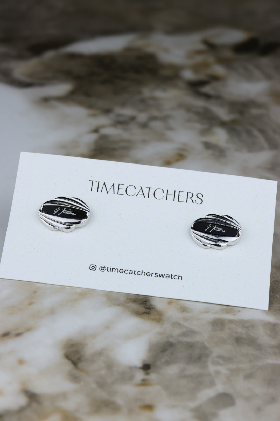 Yumi Katsura – stalowe spinki w kształcie muszelki z czarnym akcentem (SP016)