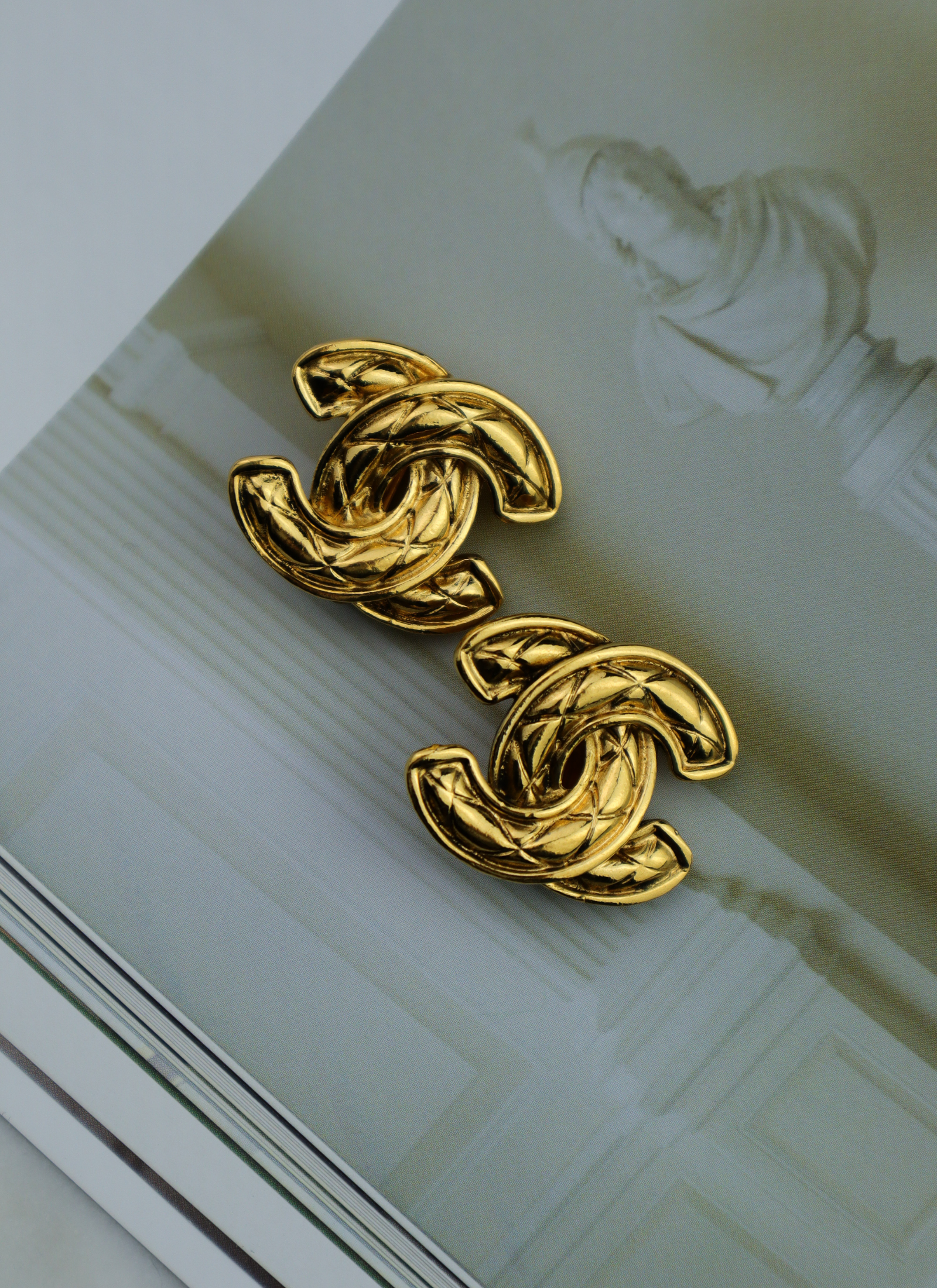 Chanel - klipsy z rzeźbiarskim CC vintage z pudełkiem