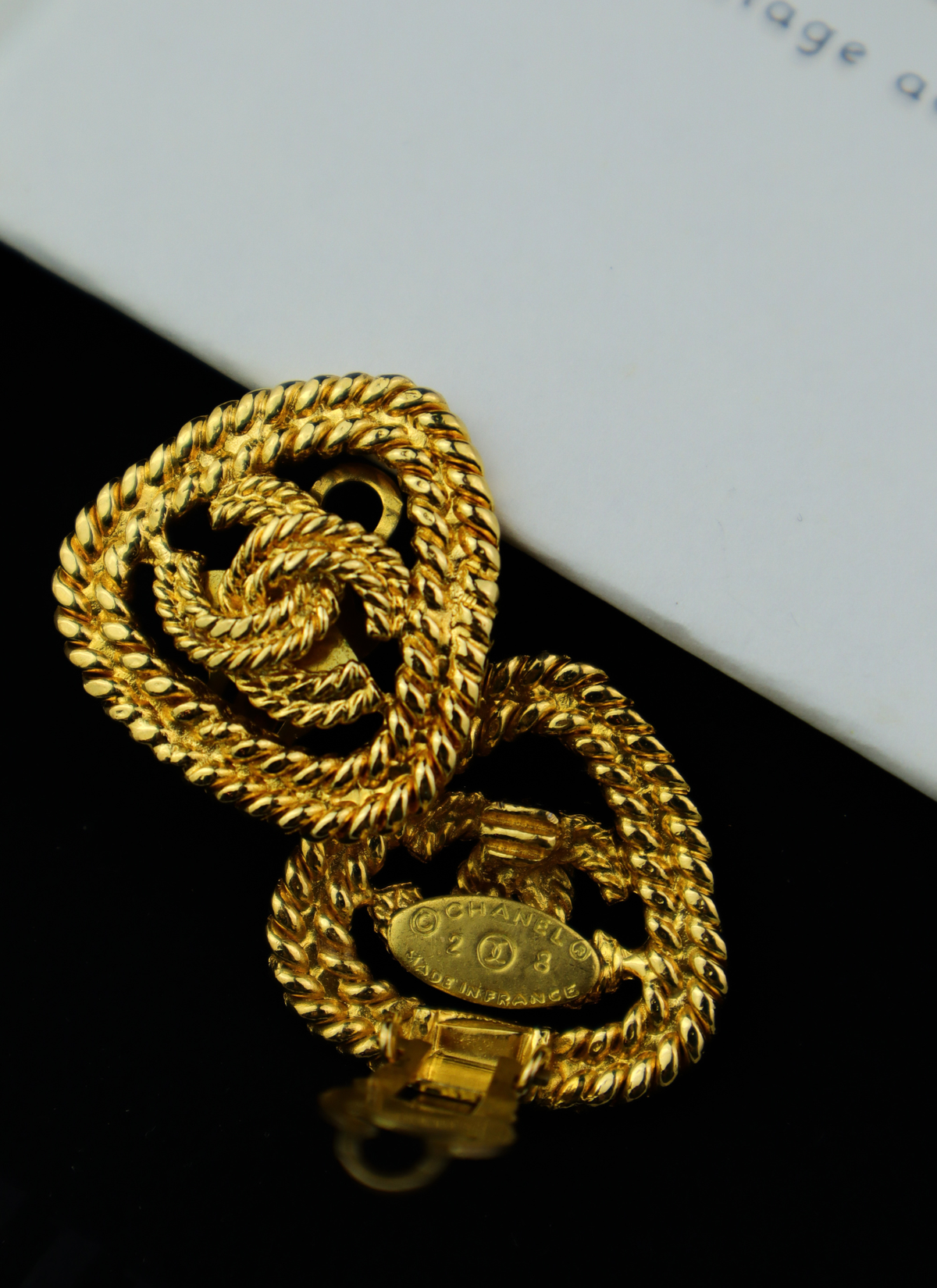 Chanel pozłacane klipsy ze splecionym logo CC wiosna/lato 1992 roku,