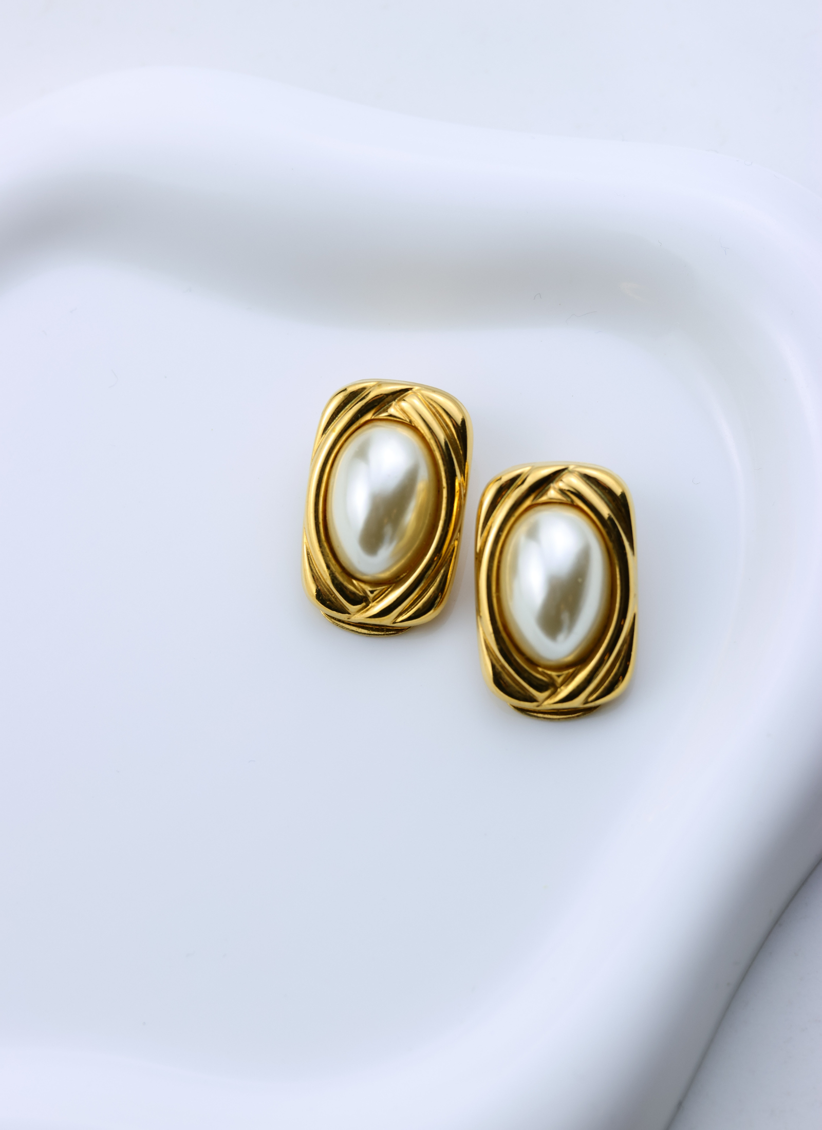 Lanvin - złote klipsy z perłą