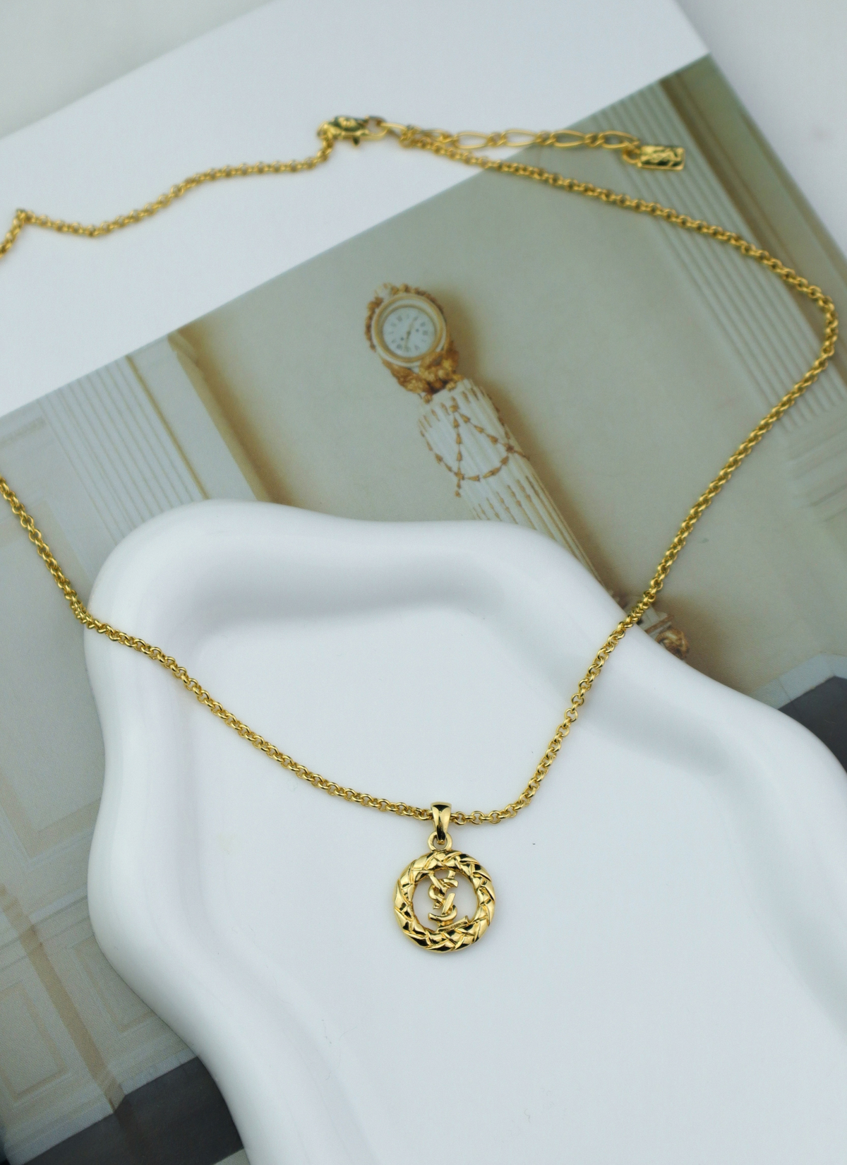 Yves Saint Laurent vintage naszyjnik z medalionem Cassandre