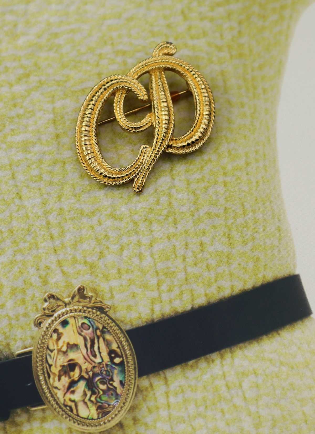 Christian Dior vintage broszka spleciony monogram CD