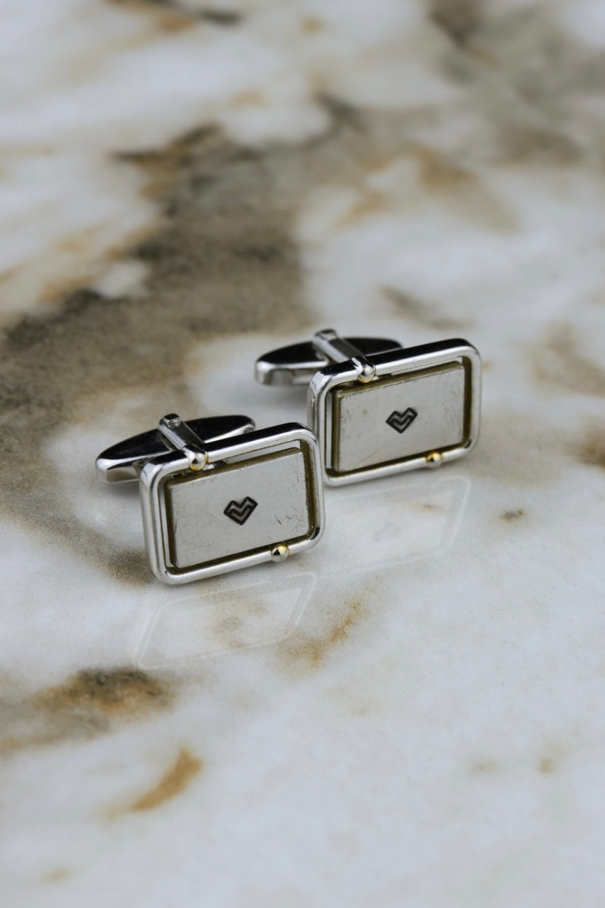 Stalowe – prostokątne gładkie spinki z czarnym emblematem serca (SP018)