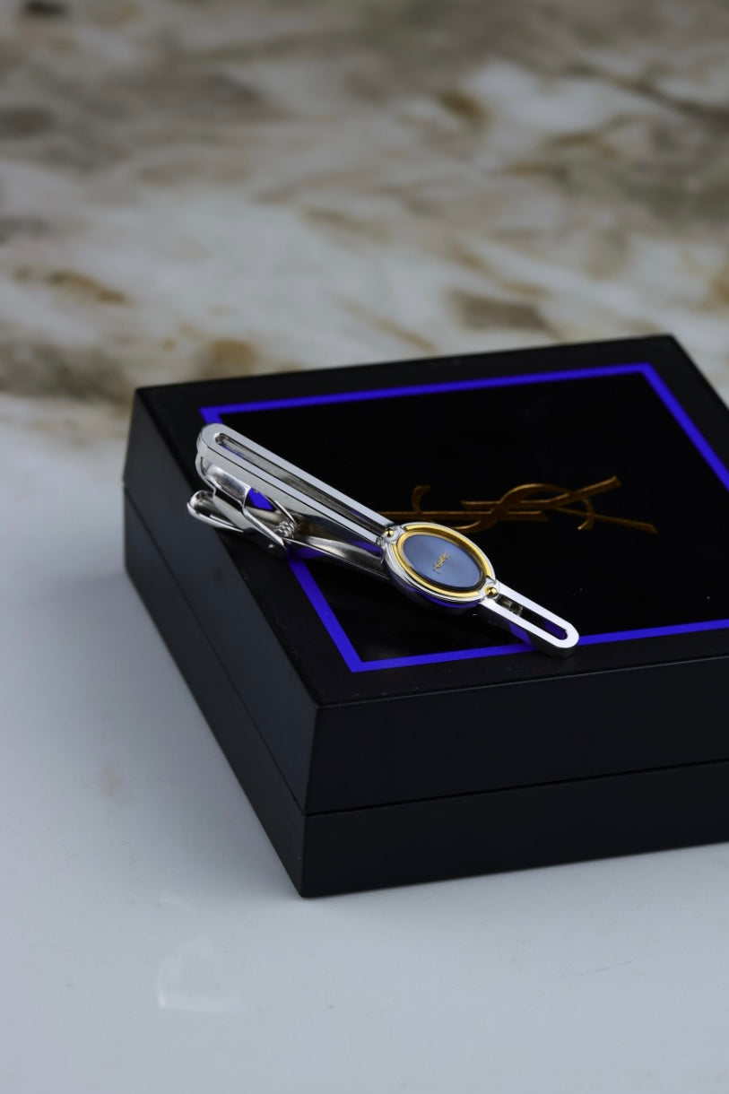 Yves Saint Laurent – spinka do krawata, srebrna z błękitnym emaliowanym detalem (S24)