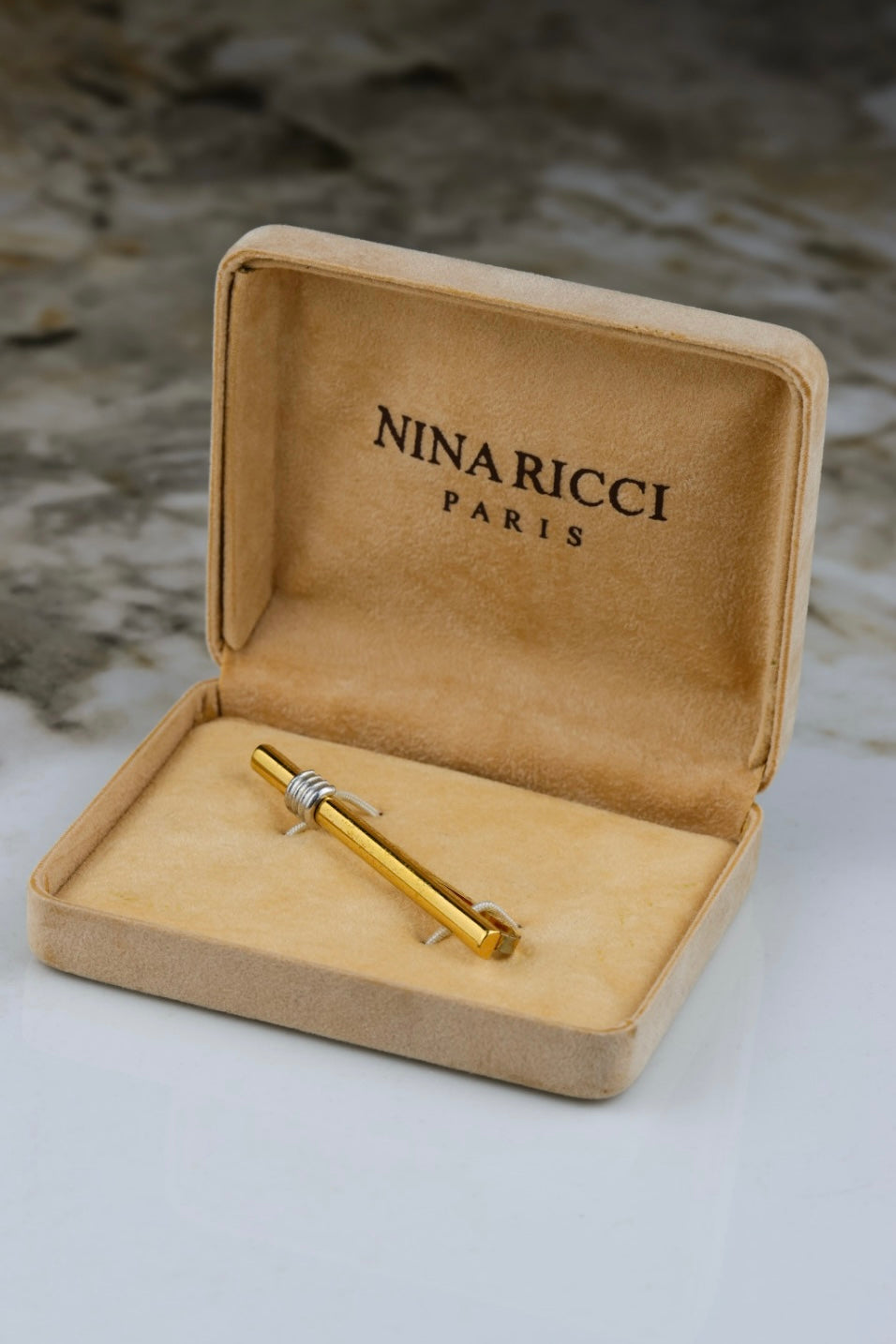 Nina Ricci – spinka do krawata pozłacana z subtelnym srebrnym akcentem (S47)