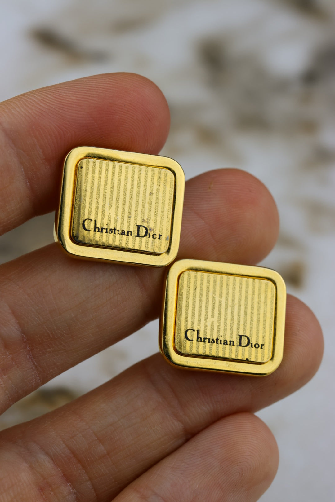 Christian Dior – kwadratowe pozłacane spinki z motywem tapestry (SP025)