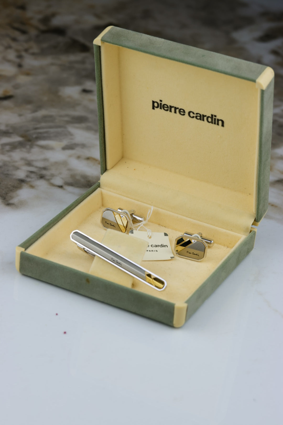 Pierre Cardin – zestaw spinek do mankietów i krawata stalowo-złoty z logo i metką (S41)