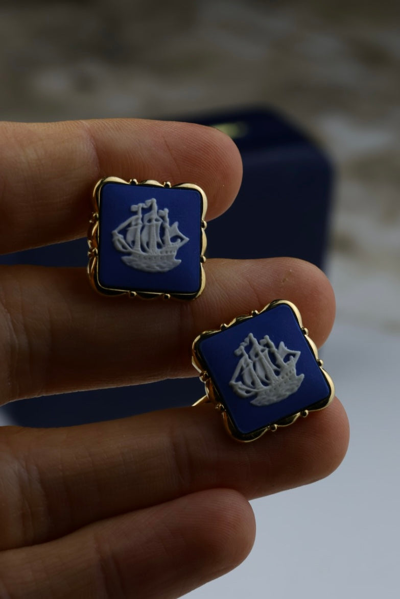 Wedgwood – zestaw spinki do mankietów i spinka do krawata, z błękitnym wypełnieniem i motywem statku (S29)