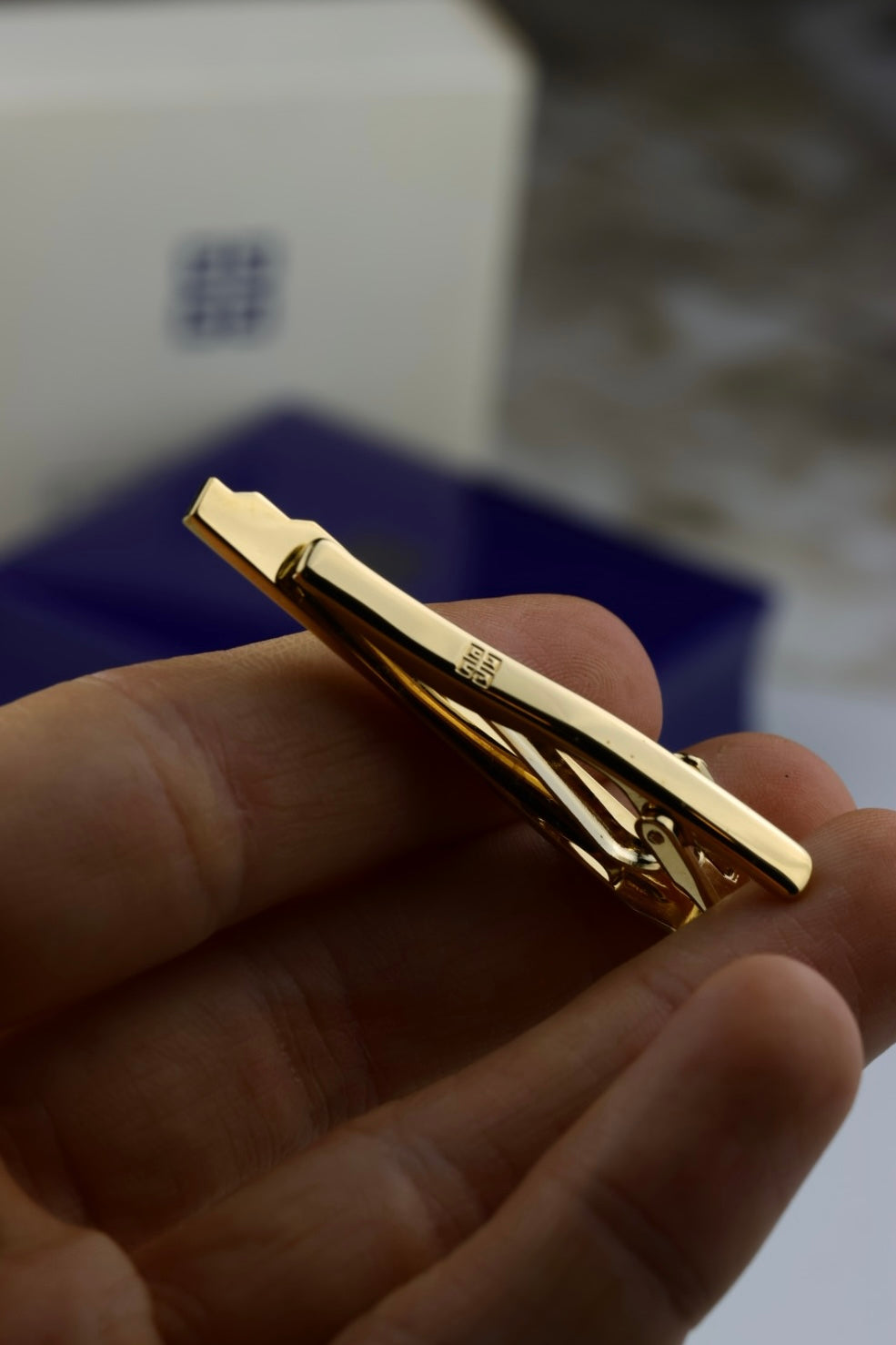 Givenchy – spinka do krawata, stalowo-złota z czarnym napisem logo (S36)