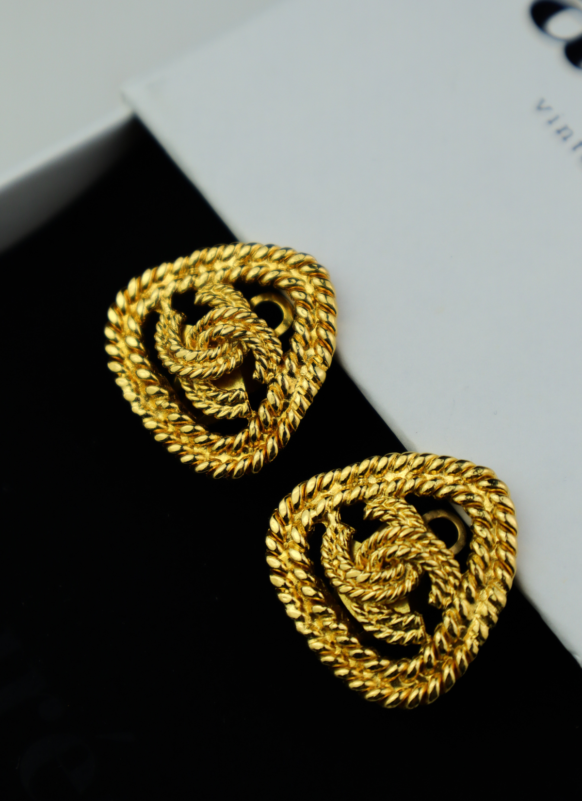 Chanel pozłacane klipsy ze splecionym logo CC wiosna/lato 1992 roku,