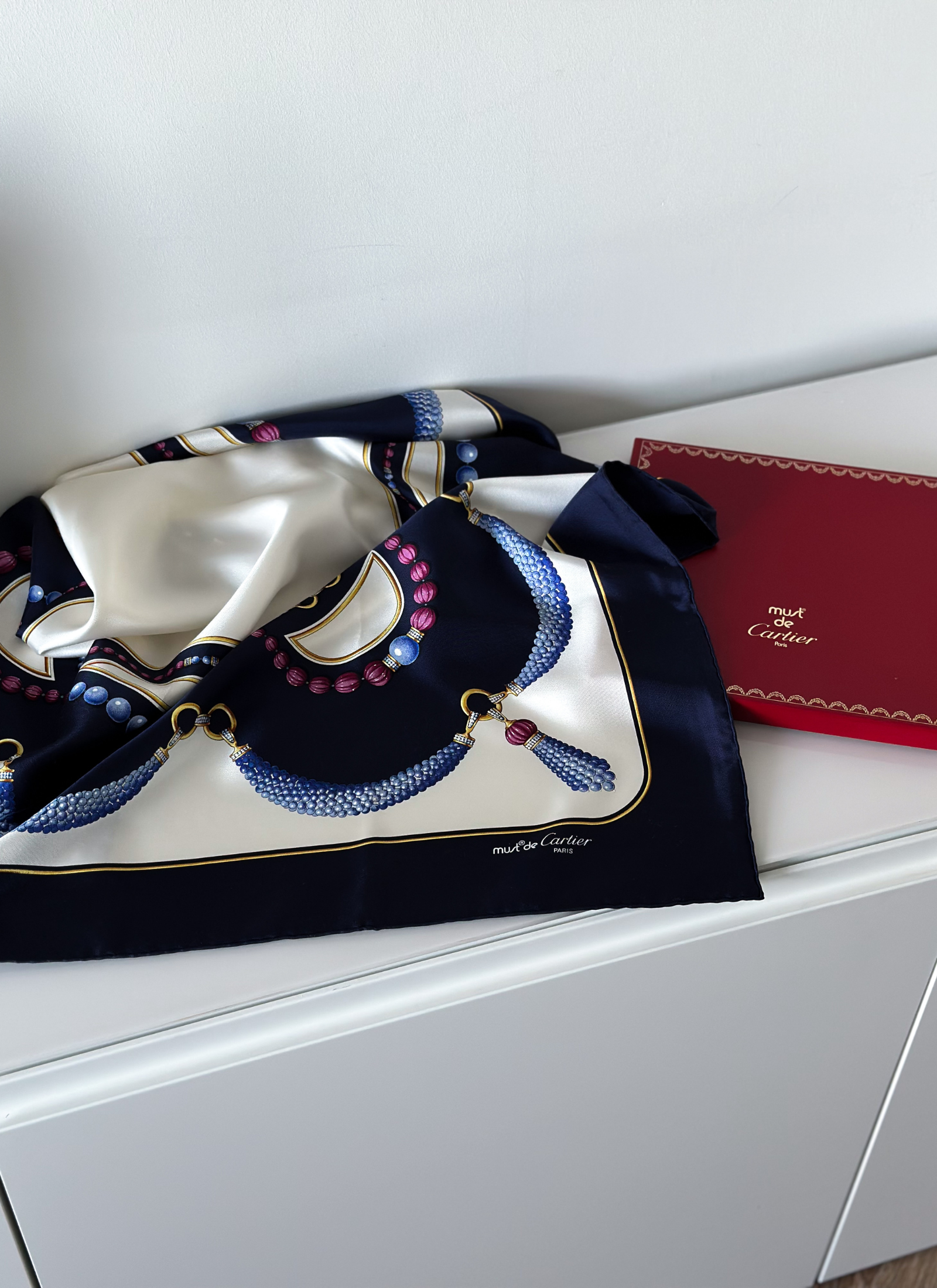 Cartier - jedwabna apaszka must de Cartier z motywem jubilerskim