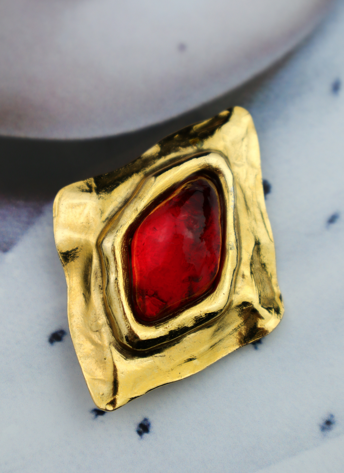 Yves Saint Laurent broszka Rive Gauche z czerwonym kaboszonem