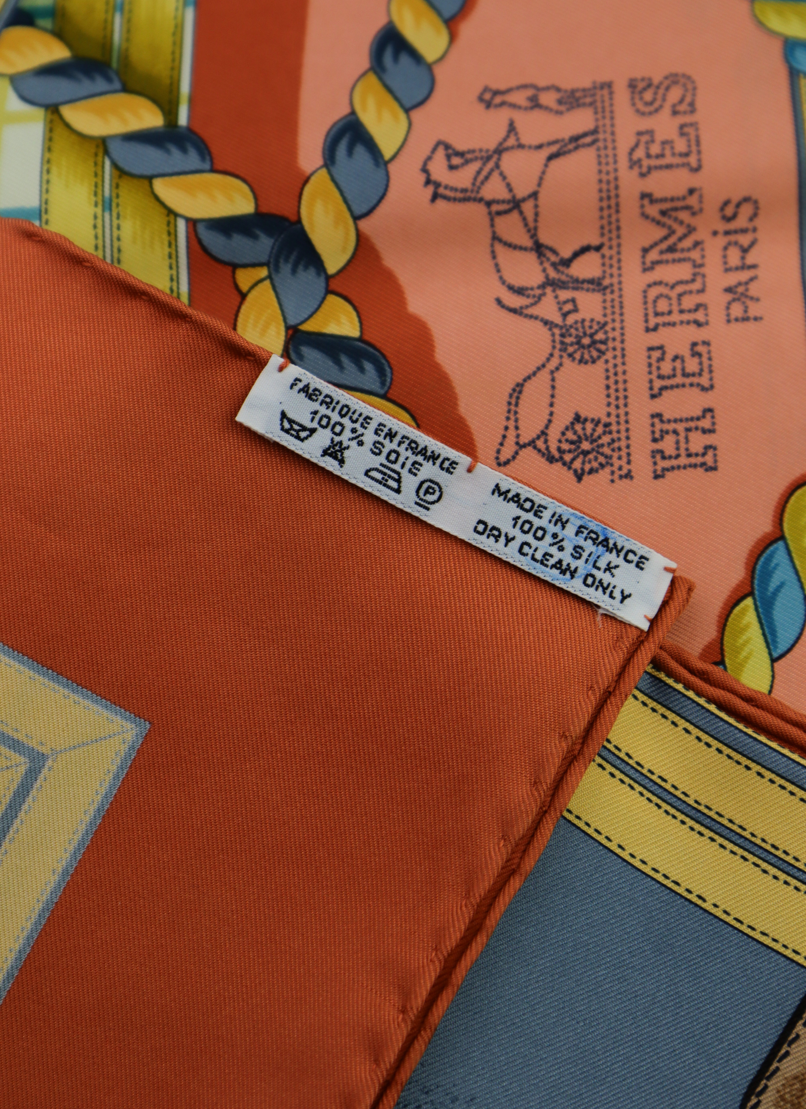 Hermès - jedwabna apaszka "Grande Tenue"