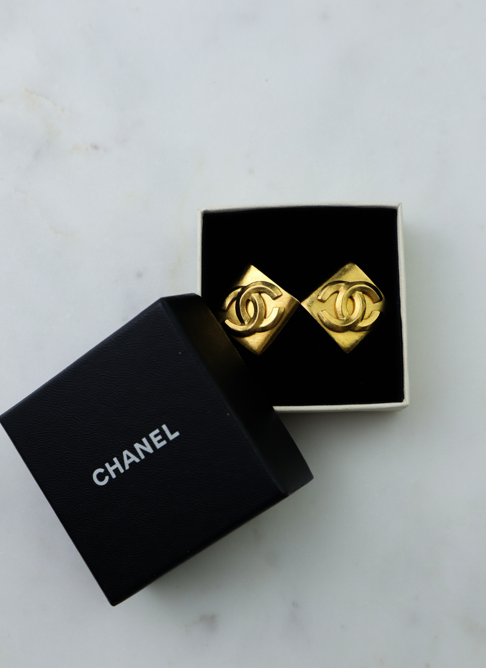 Chanel - klipsy vintage deltoidalne CC wiosna lato 1996 r.