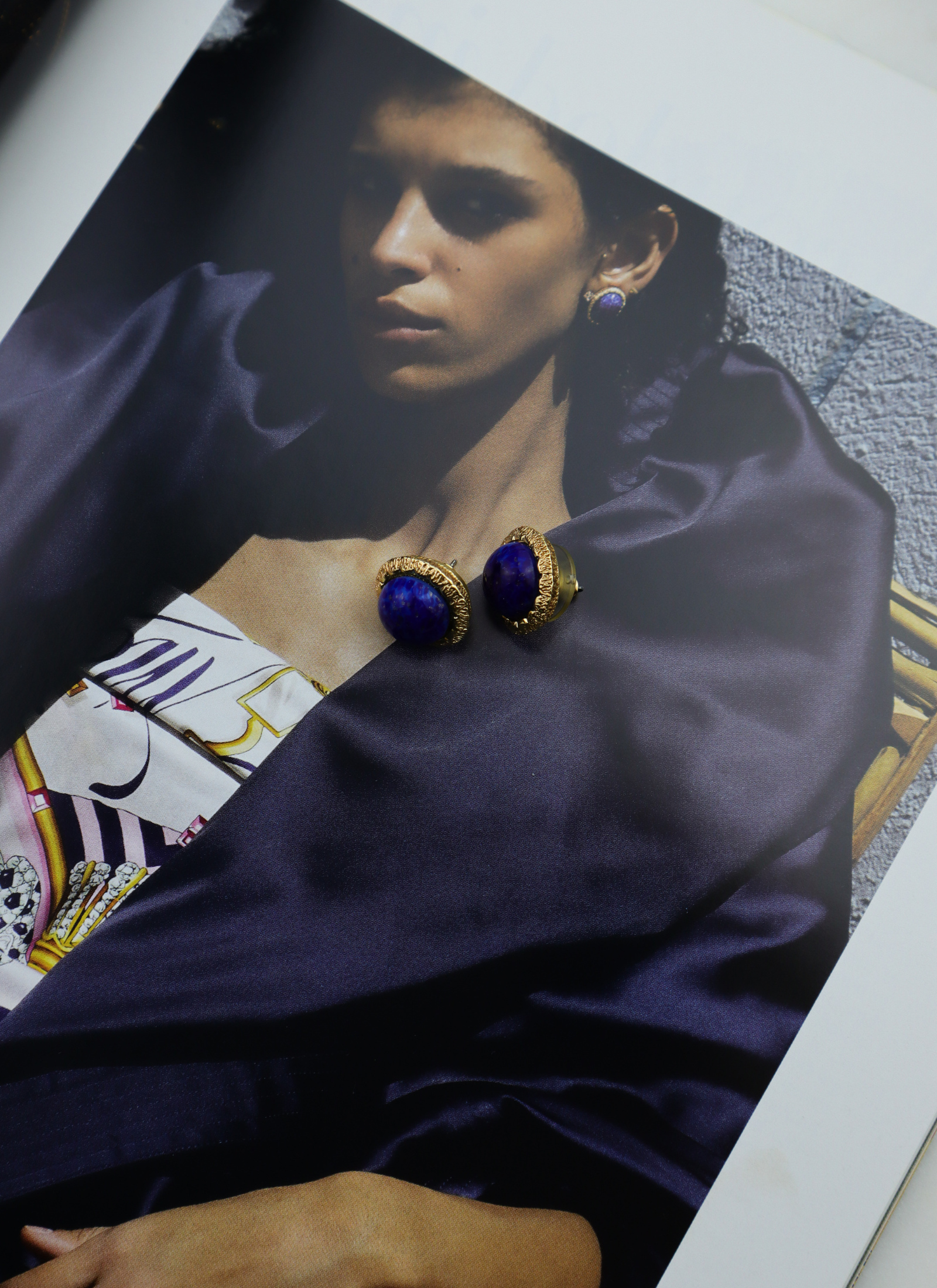 Christian Dior - kolczyki z kobaltowym kaboszonem "lapis lazuli"