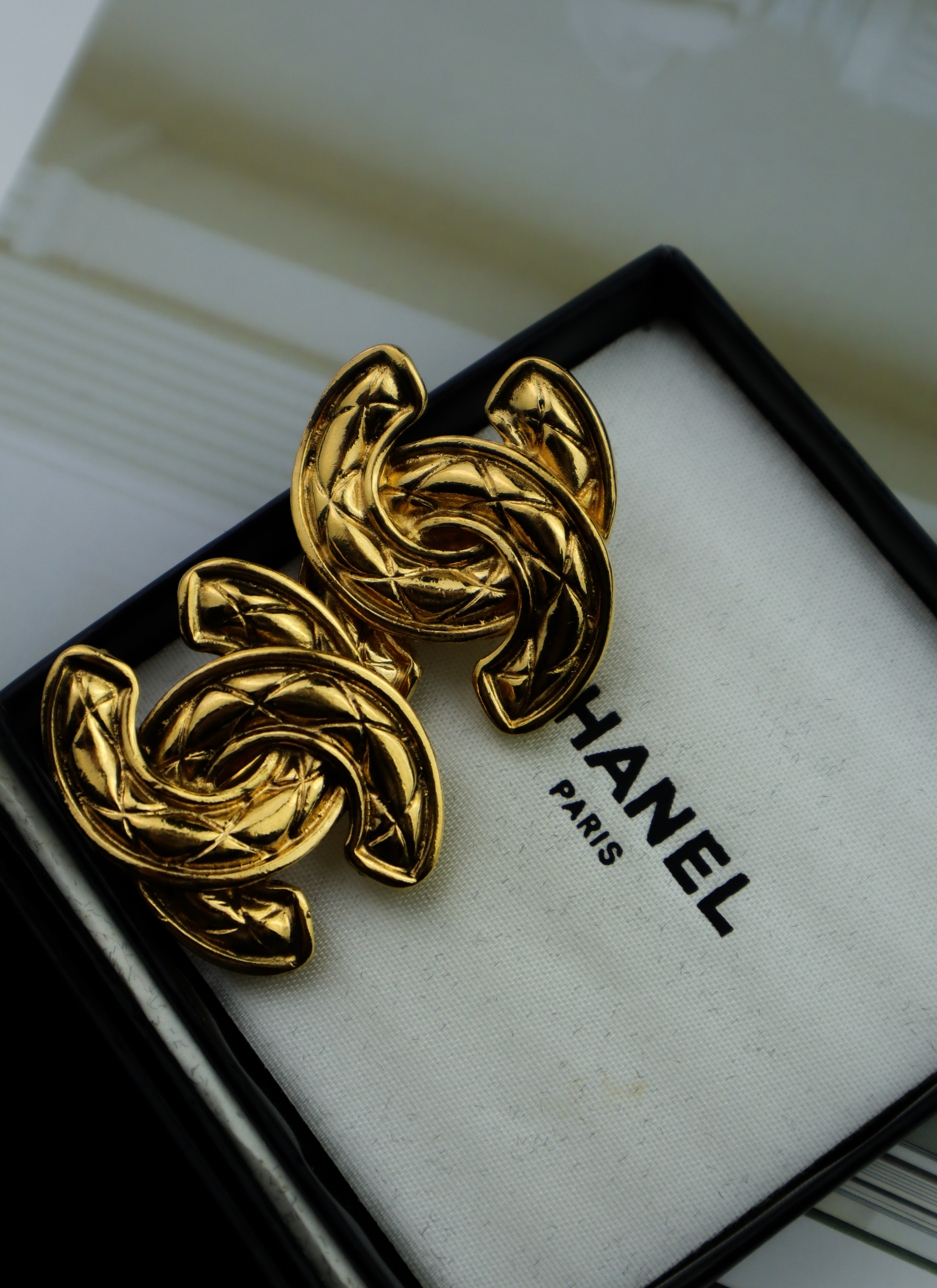 Chanel - klipsy z rzeźbiarskim CC vintage z pudełkiem