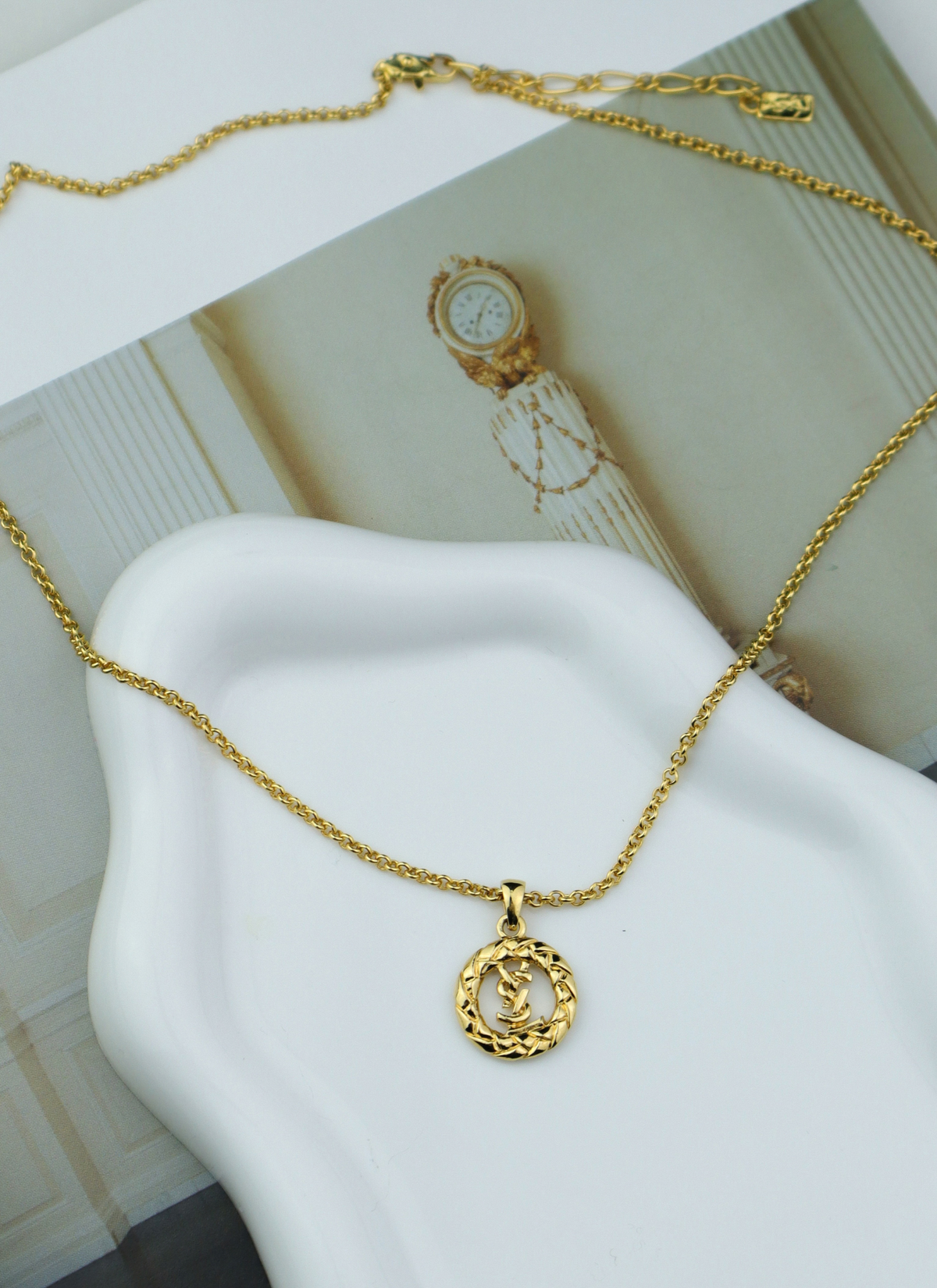 Yves Saint Laurent vintage naszyjnik z medalionem Cassandre
