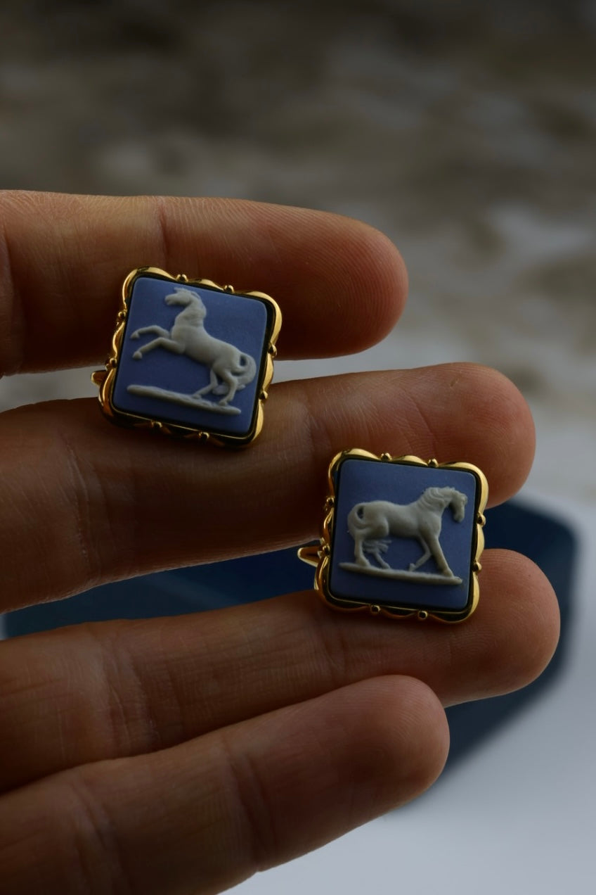 Wedgwood – spinki do mankietów, z błękitnym wypełnieniem i motywem konia (S27)