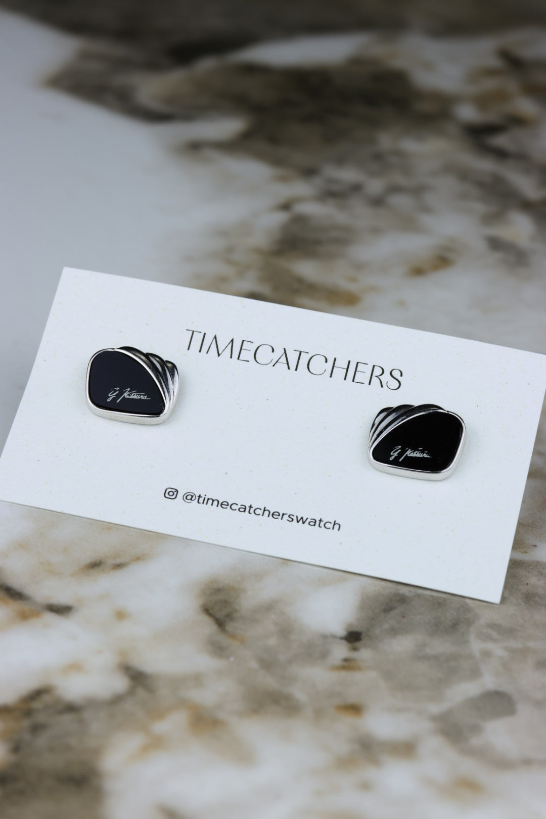 Yumi Katsura – stalowe spinki z czarnym akcentem i białym logo (SP011)