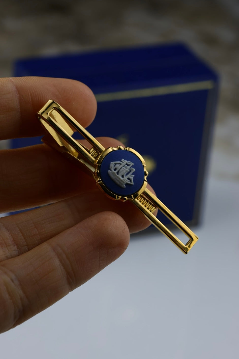 Wedgwood – zestaw spinki do mankietów i spinka do krawata, motyw żaglowca na błękitnym tle (S28)