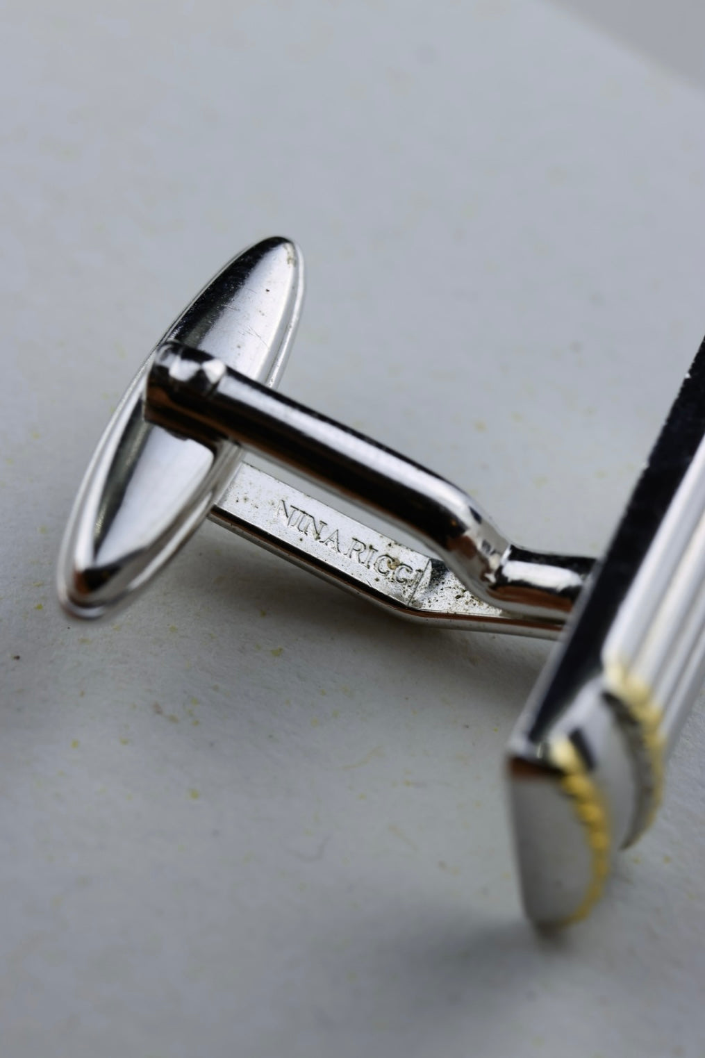 Nina Ricci – stalowe prostokątne spinki z pozłacanym akcentem (SP006)