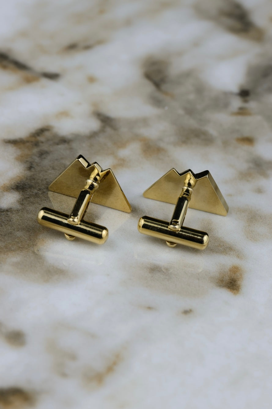 Pierre Cardin – stalowo-pozłacane spinki w kształcie pasma górskiego z czarnym napisem (SP024)