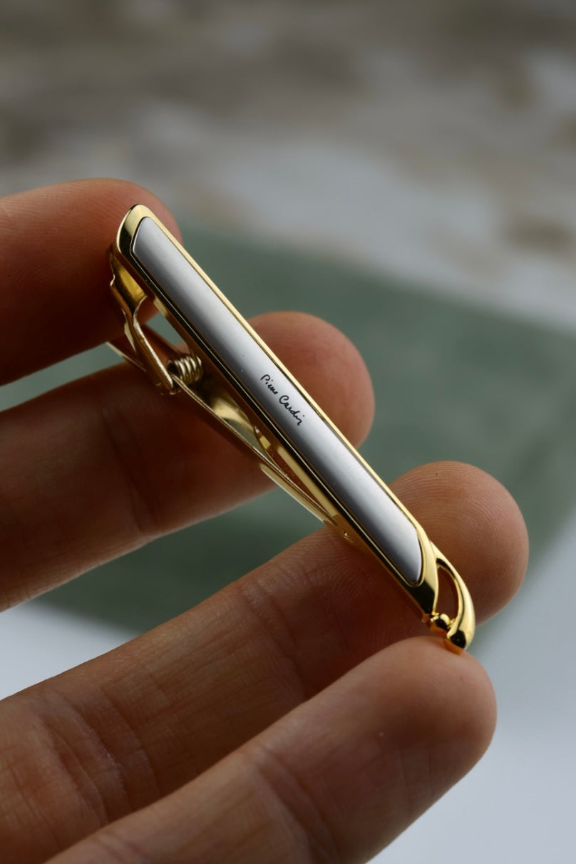 Pierre Cardin – zestaw spinek do mankietów i krawata stalowo-złoty z logo (S44)