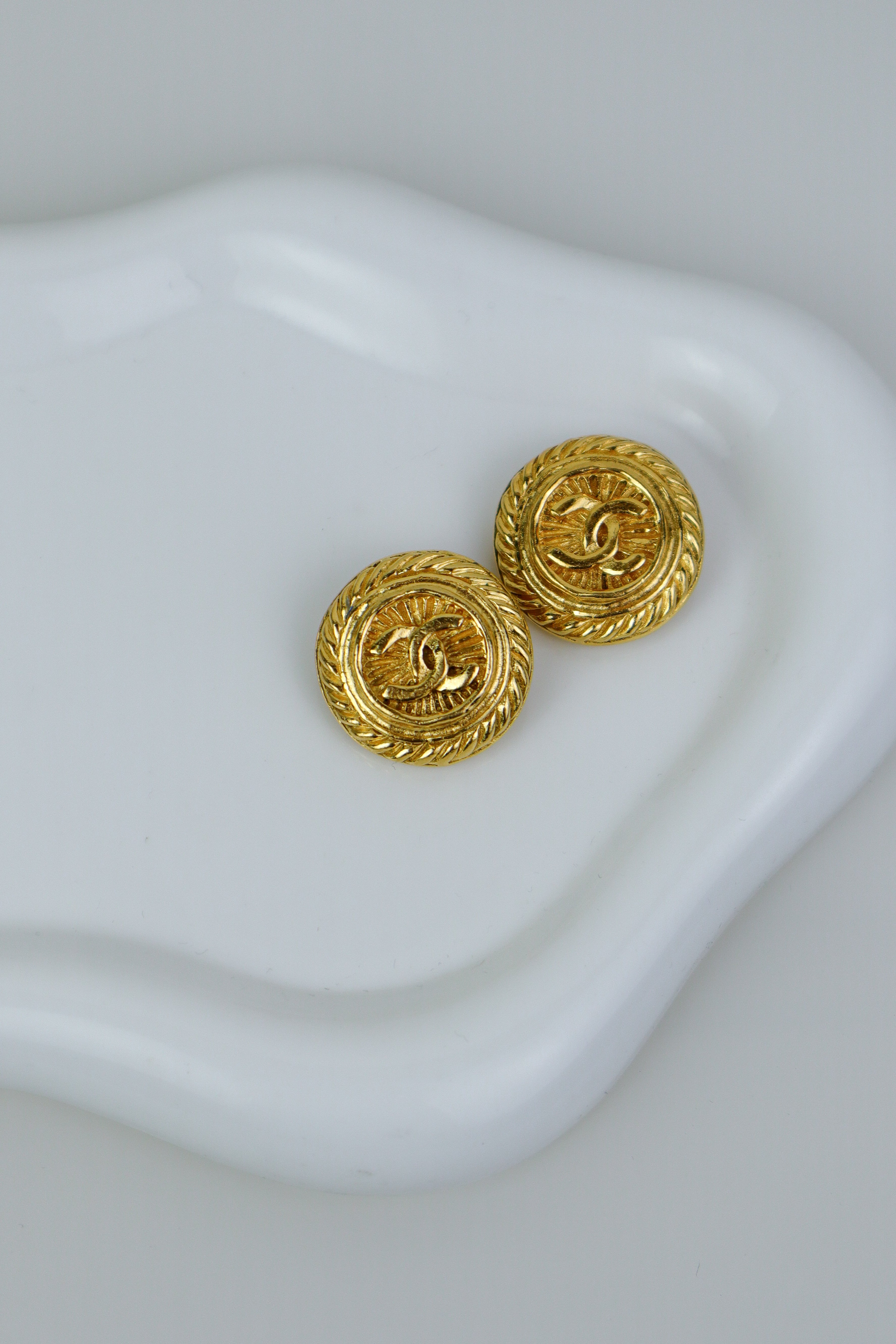 CHANEL - okragłe klipsy vintage ze zdobieniem i CC