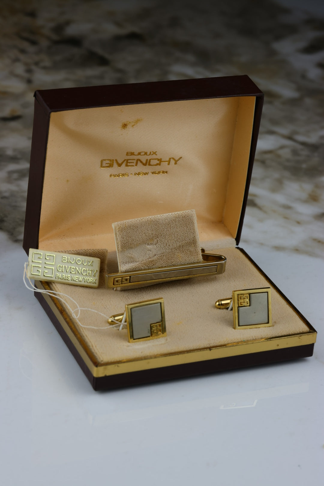 Givenchy – spinki do mankietów i spinka do krawatu, stalowo-złote z logo marki (S35)