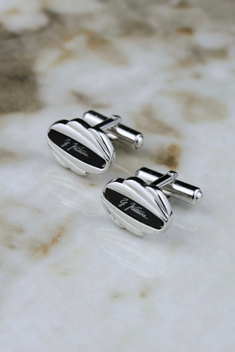 Yumi Katsura – stalowe spinki w kształcie muszelki z czarnym akcentem (SP016)