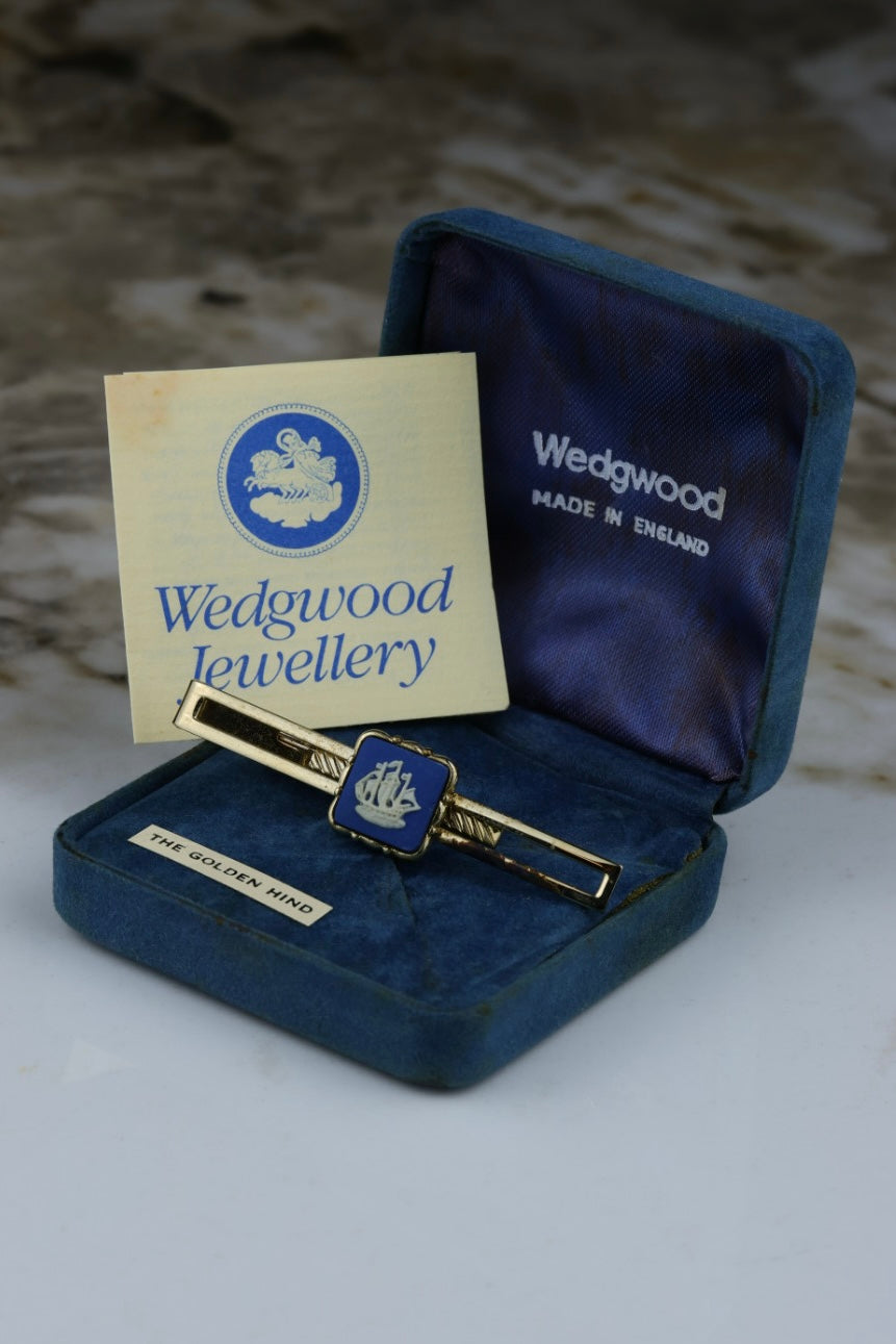 Wedgwood – spinka do krawata „The Golden Hind”, pozłacana z błękitnym wypełnieniem (S31)