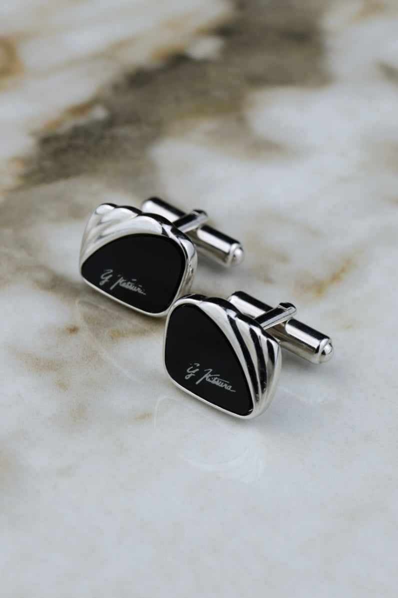 Yumi Katsura – stalowe spinki z czarnym akcentem i białym logo (SP011)