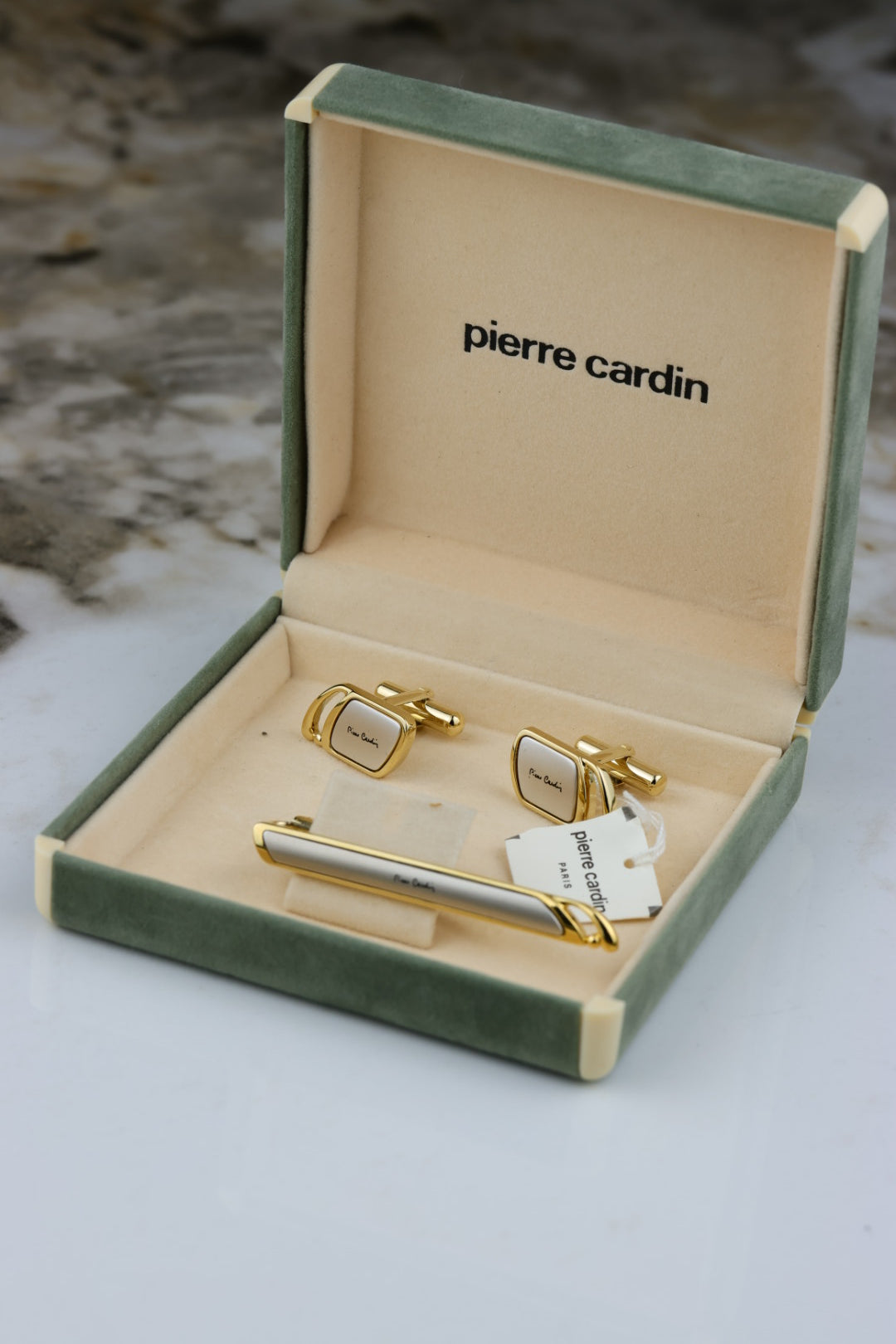 Pierre Cardin – zestaw spinek do mankietów i krawata stalowo-złoty z logo (S44)