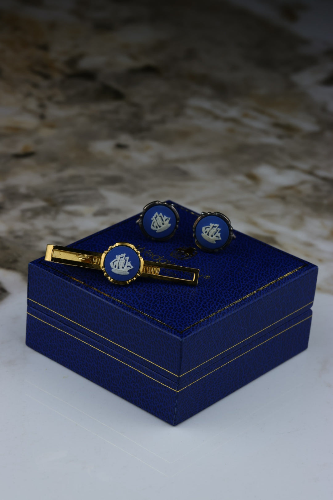 Wedgwood – zestaw spinki do mankietów i spinka do krawata, motyw żaglowca na błękitnym tle (S28)