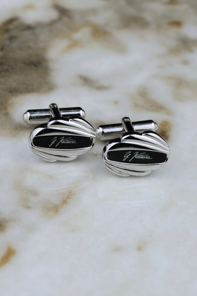 Yumi Katsura – stalowe spinki w kształcie muszelki z czarnym akcentem (SP016)