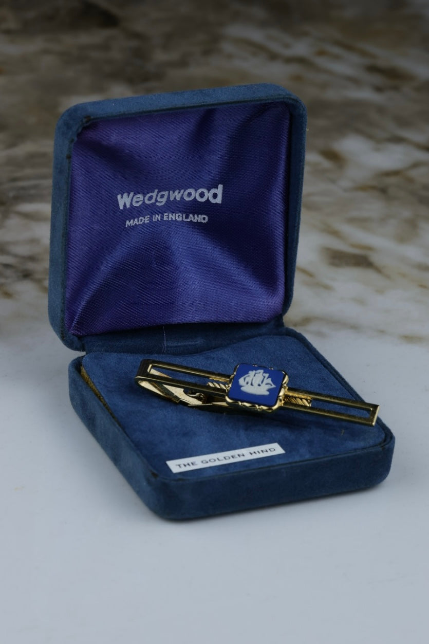 Wedgwood – spinka do krawata, pozłacana z błękitnym wypełnieniem i motywem statku (S32)