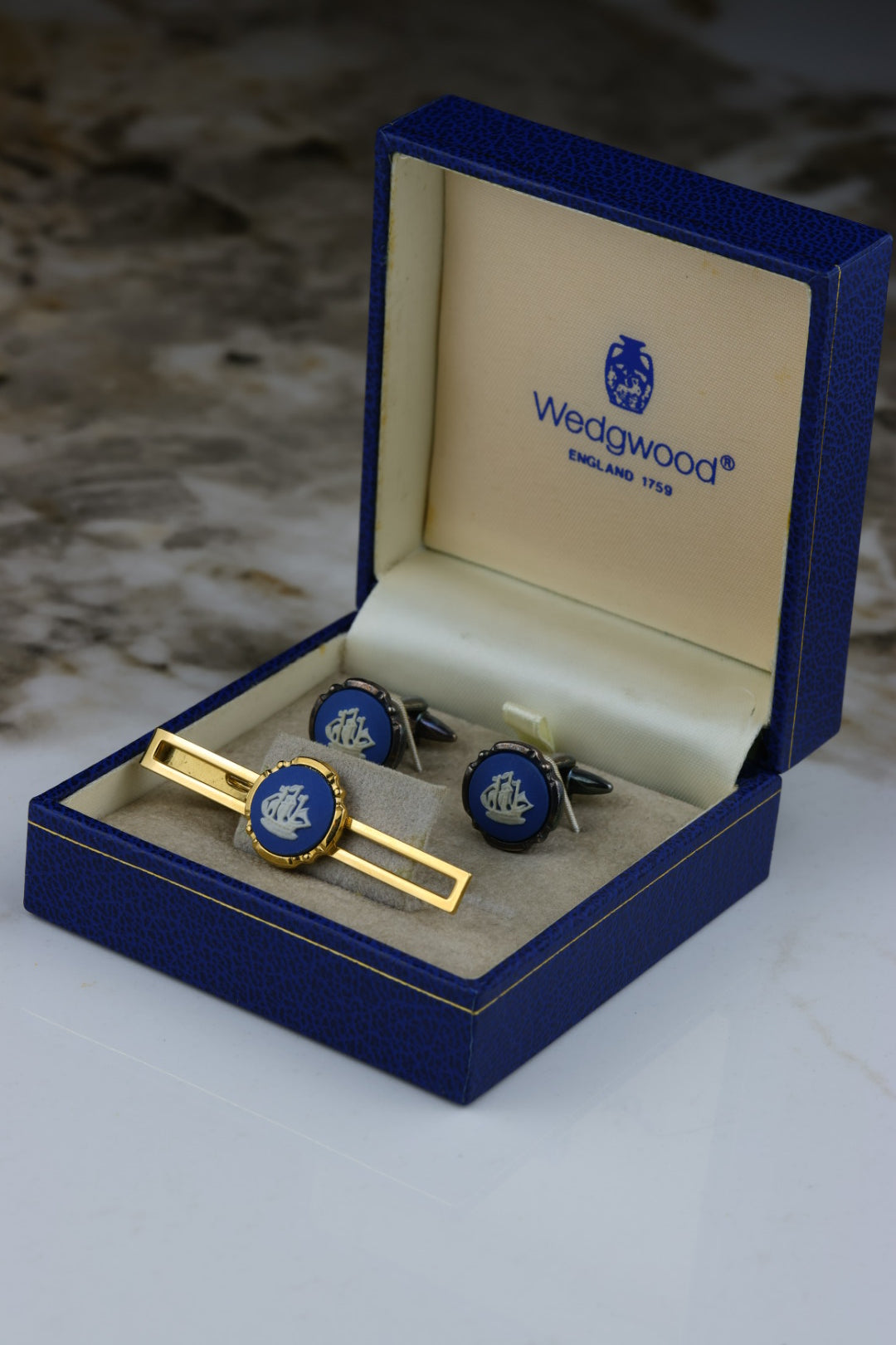 Wedgwood – zestaw spinki do mankietów i spinka do krawata, motyw żaglowca na błękitnym tle (S28)