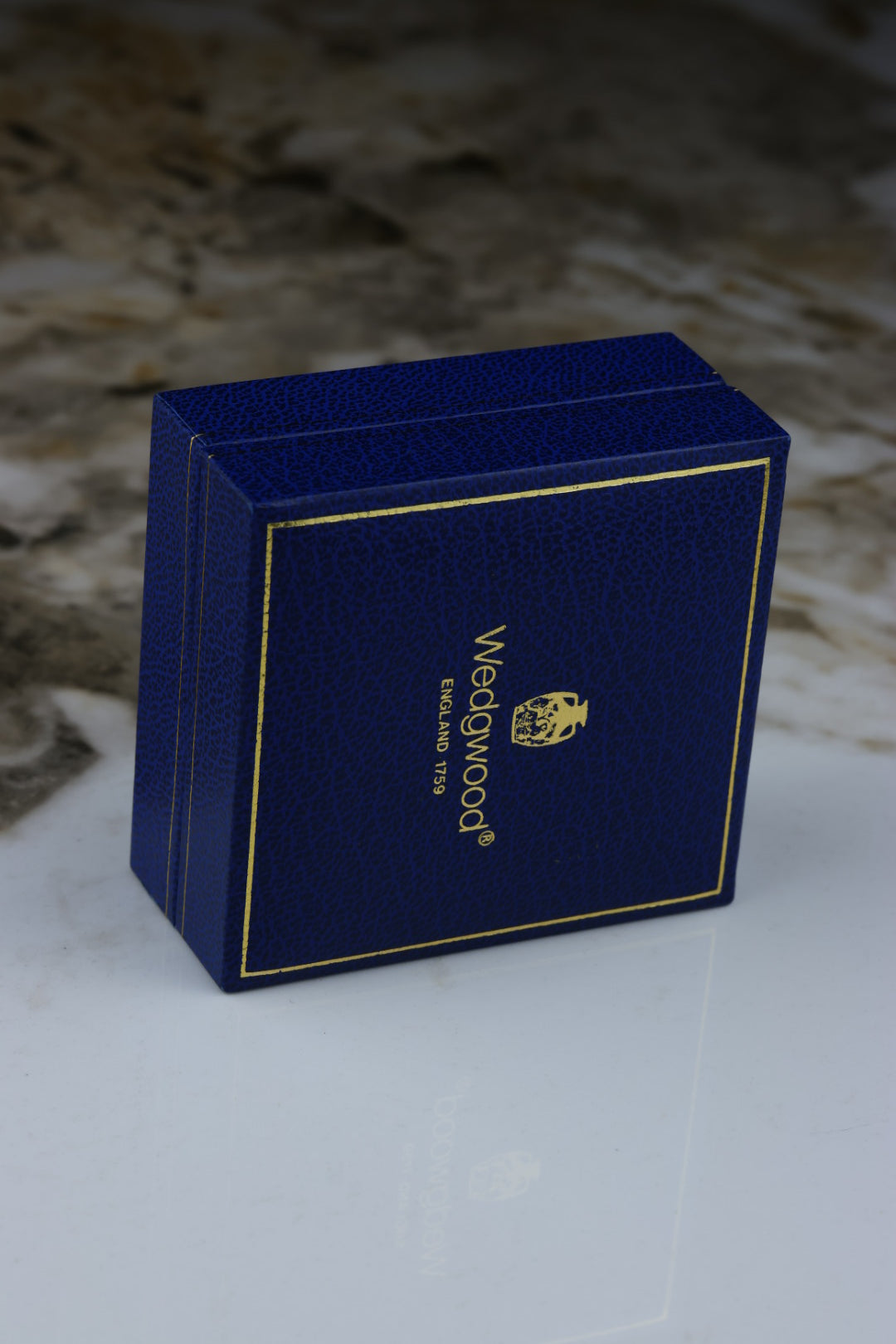 Wedgwood – zestaw spinki do mankietów i spinka do krawata, motyw żaglowca na błękitnym tle (S28)