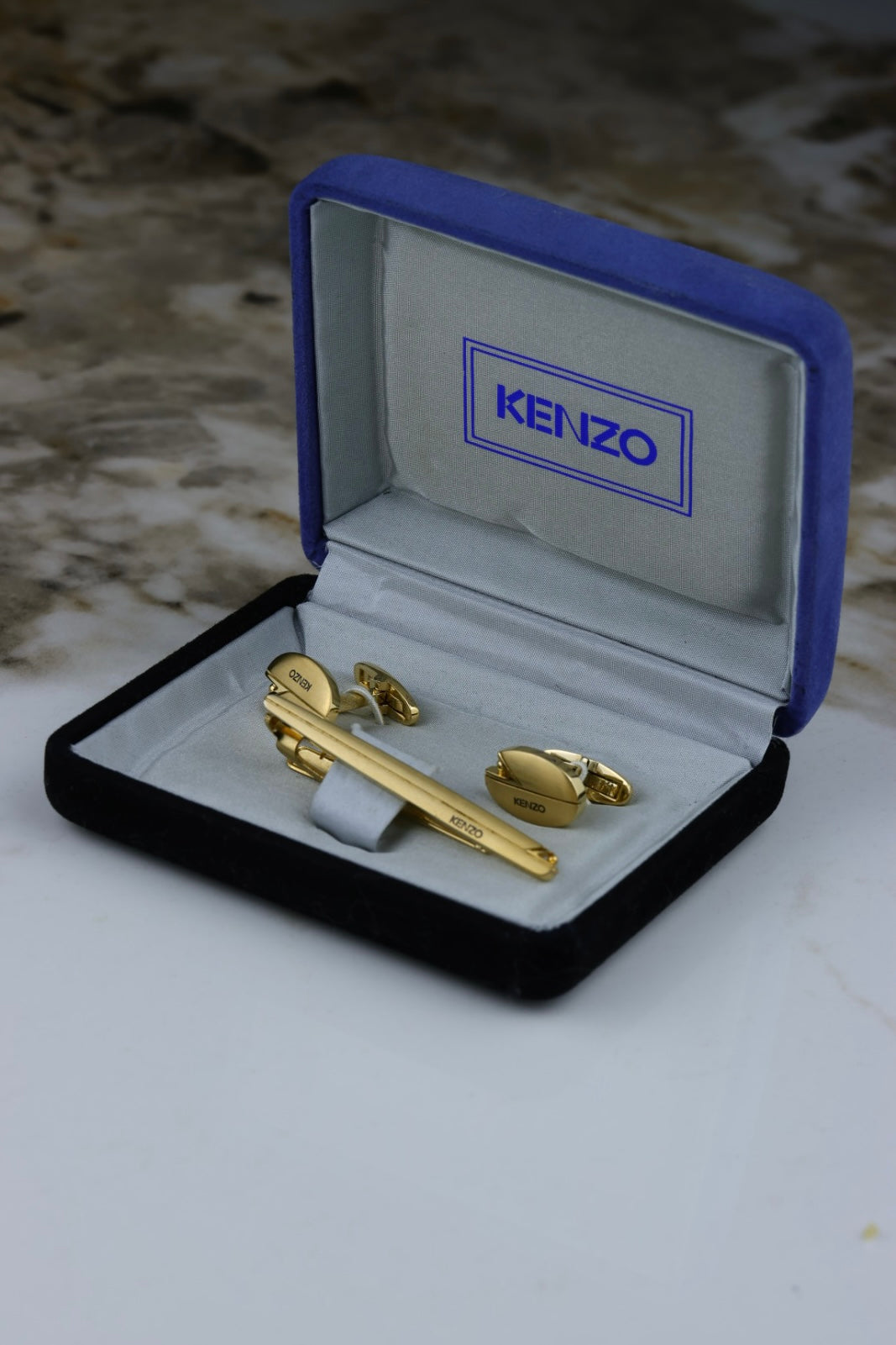 Kenzo – spinki do mankietów i spinka do krawatu, złoty odcień i czarnym logo (S34)