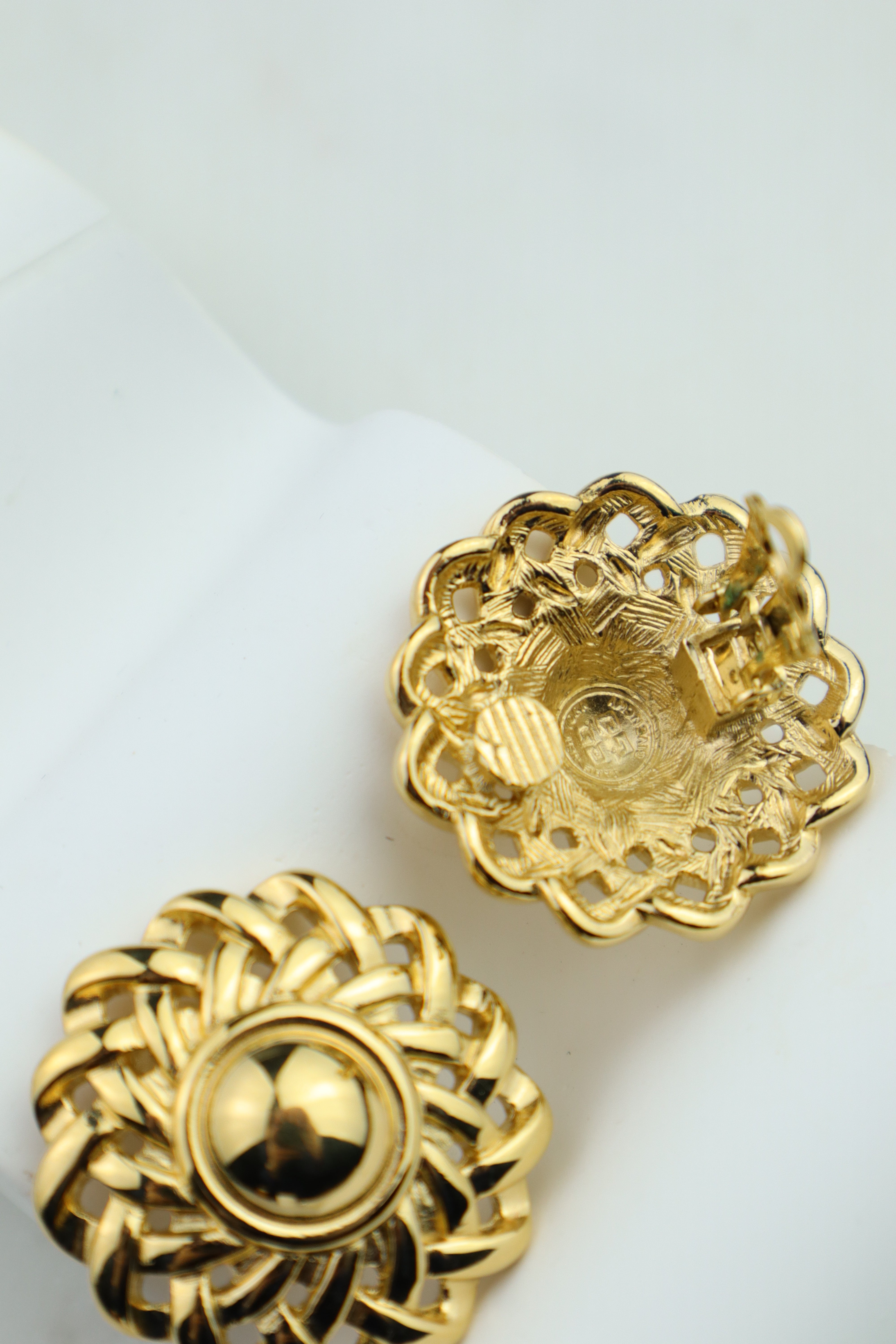 Givenchy - pozłacane klipsy vintage „Królewska Rozeta”