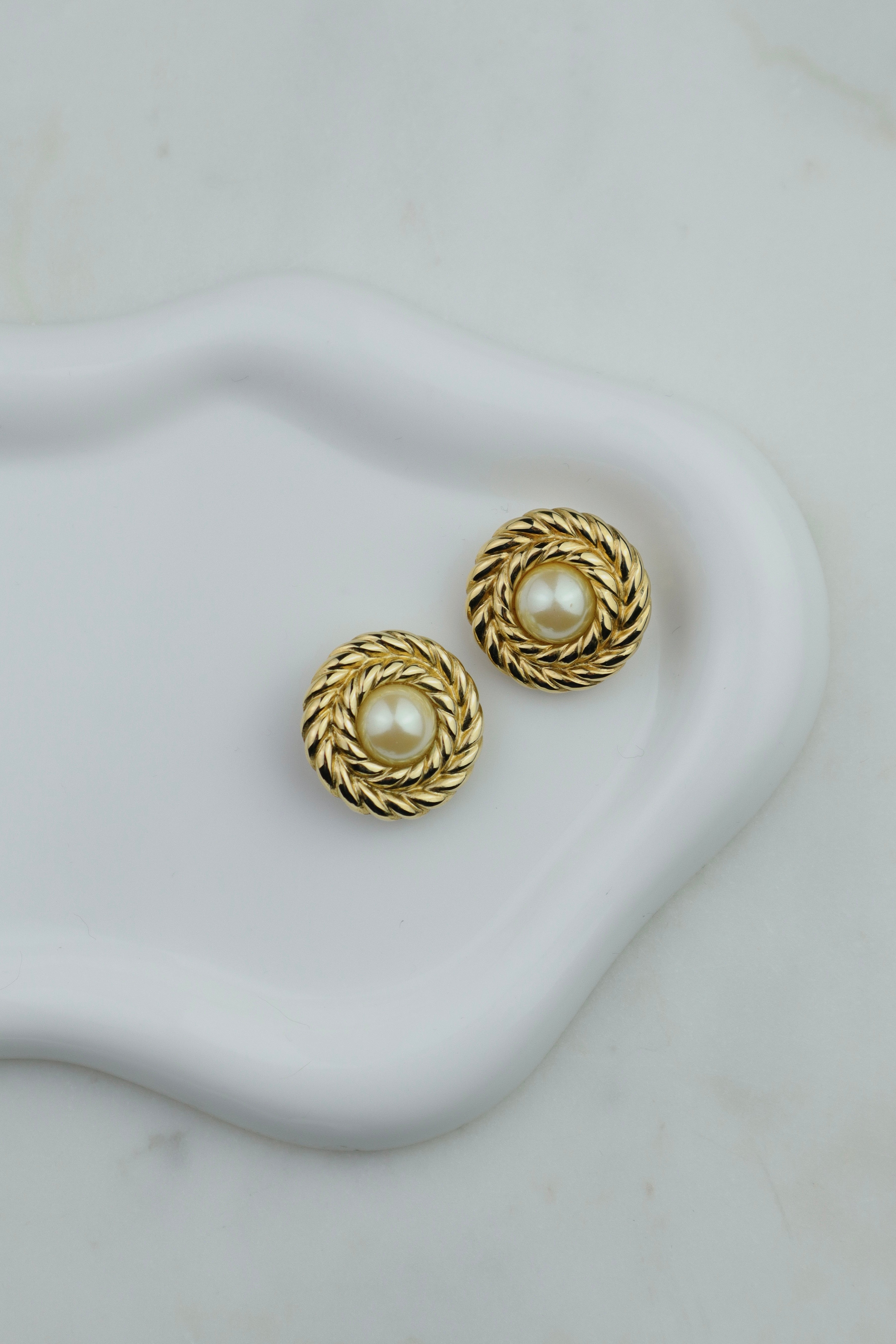 Givenchy - okrągłe klipsy z perłą