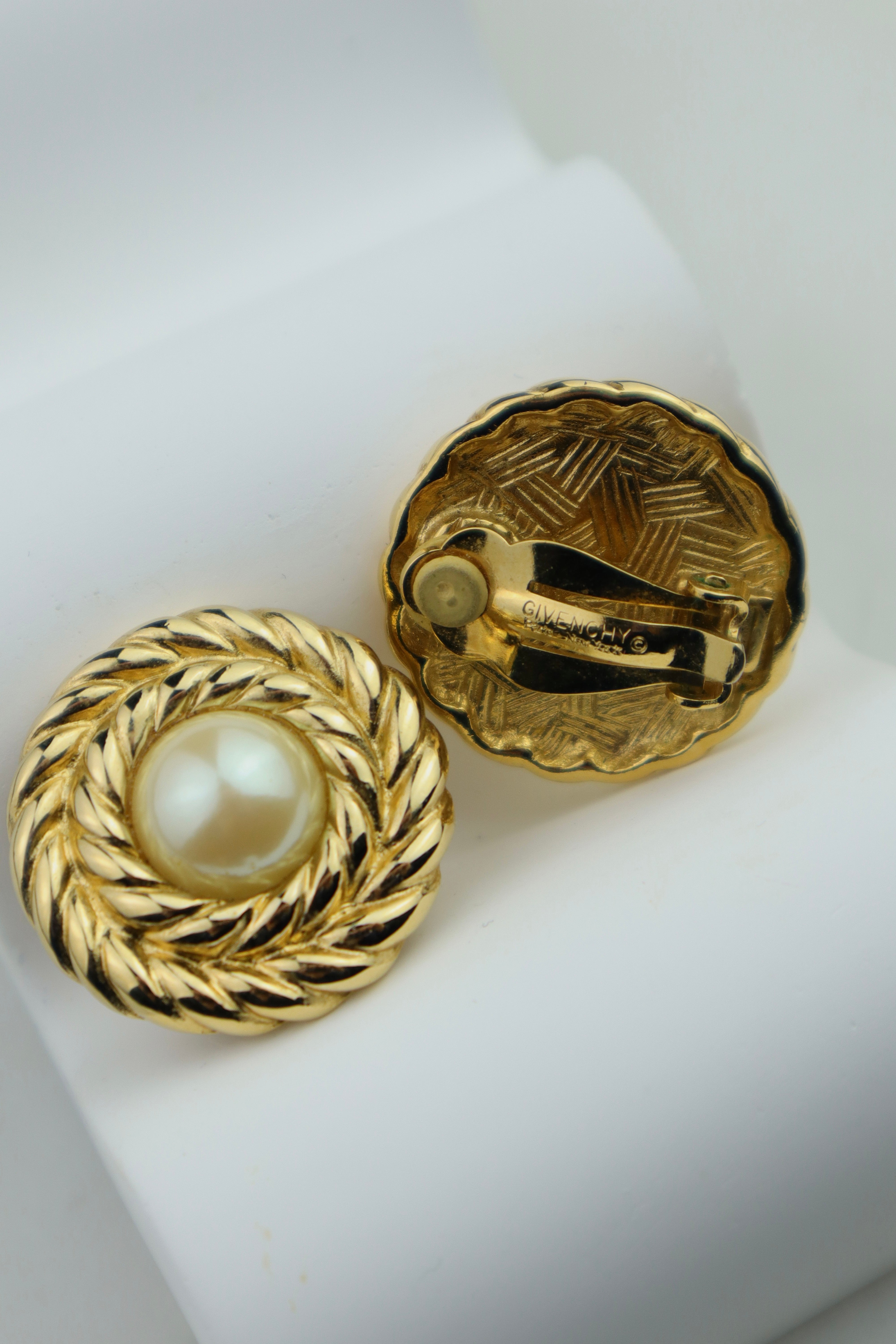 Givenchy - okrągłe klipsy z perłą